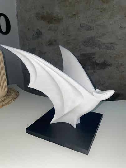 Sculpture “Bat Hexa” – Chauve-souris design blanche, création 3D moderne et minimaliste