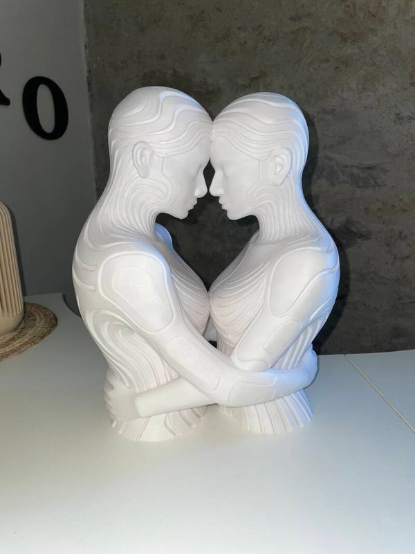Statue Couple Amoureux – Design Moderne & Émotionnel (30 cm)