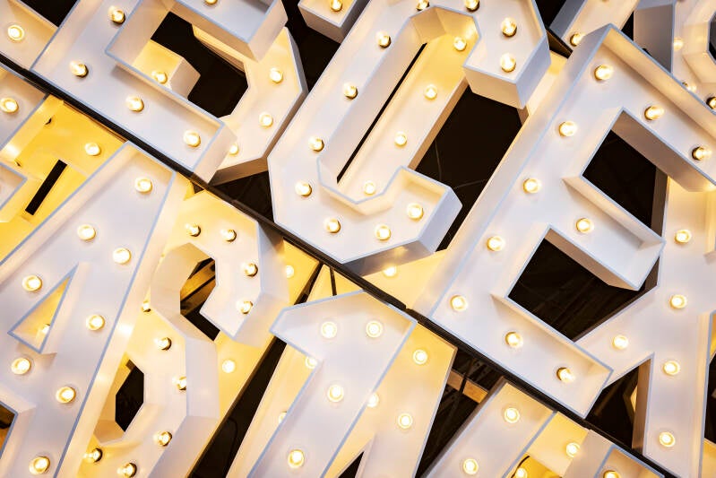 televisie studio show Noorderzon festival evenement Marquee letter lichtletters lichtgevende letters alfabet in led bruiloft aanzoek cadeau kado decoratie feest verrassing ledlampen letterlampen weddingplanner partyplanner decor fotografie bruiloftdecorat