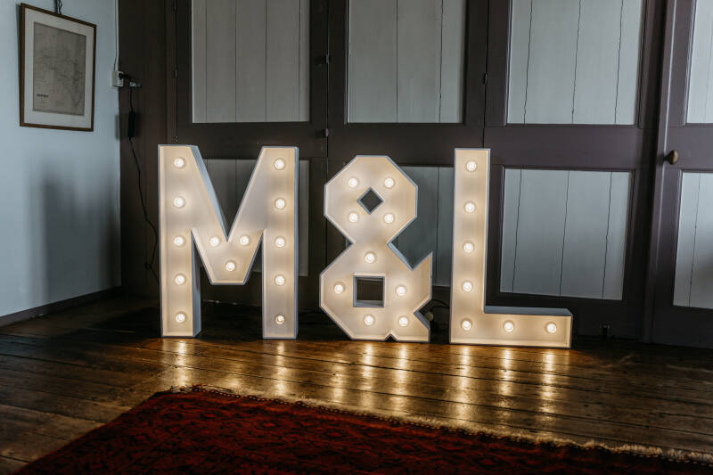 M &amp; L Lichtletters bruiloft