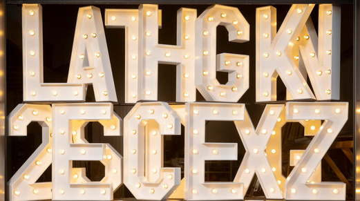 Noorderzon festival evenement Marquee letter lichtletters lichtgevende letters alfabet in led bruiloft aanzoek cadeau kado decoratie feest verrassing ledlampen letterlampen weddingplanner partyplanner decor fotografie bruiloftdecoratie aankleding huren ve