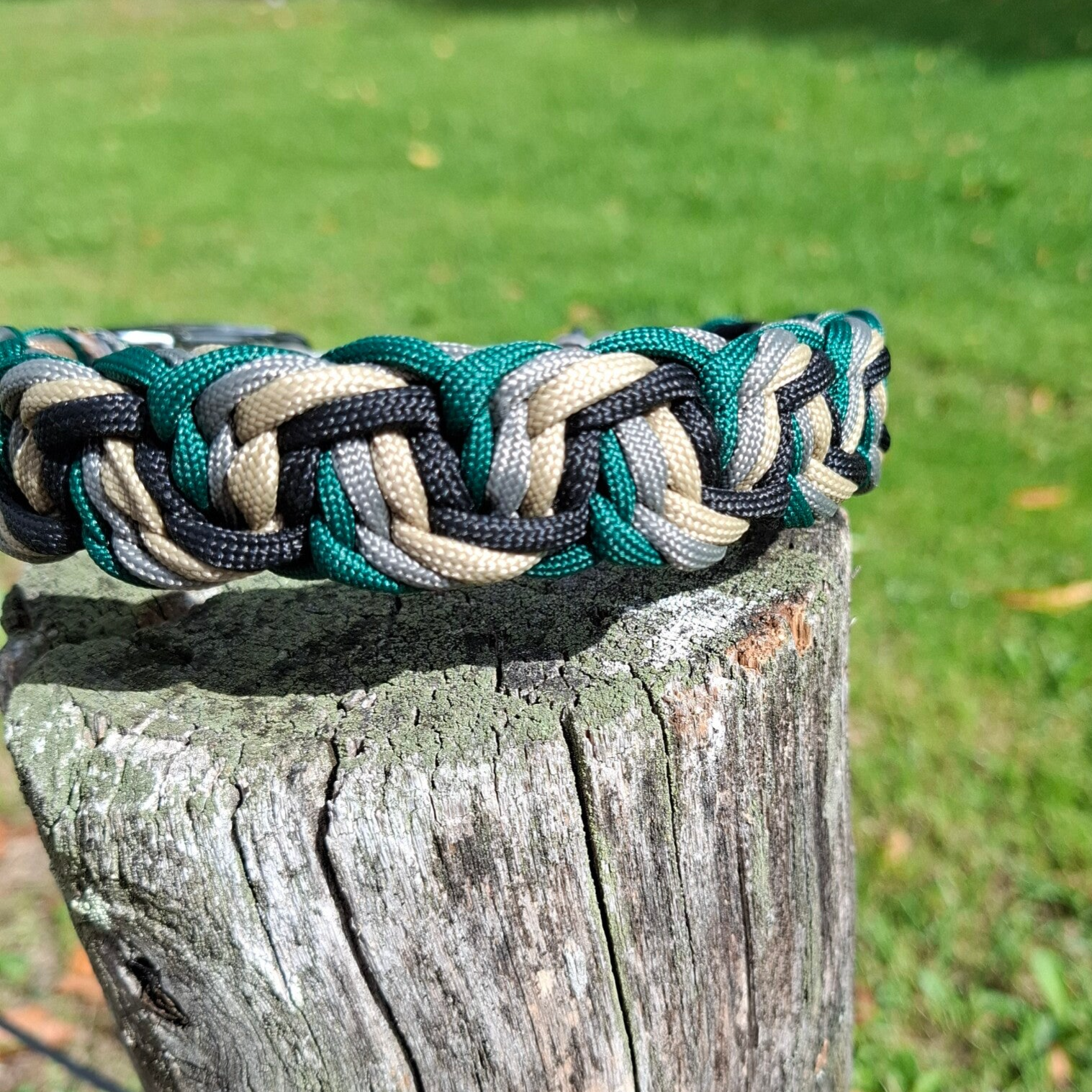 "4 coloured solomon belly bar" halsband