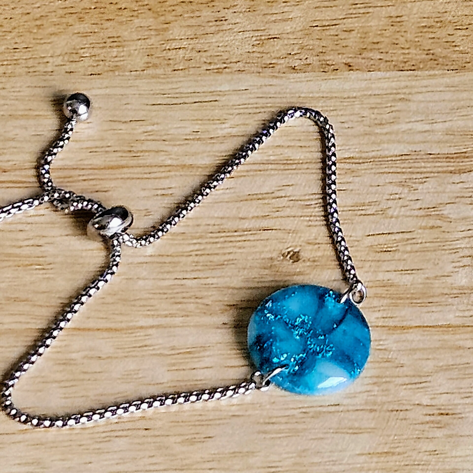 armband rond (rhodiumkleurig RVS verstelbaar armbandje d.m.v. schuifknoop) (PMK Paleokastritsa)