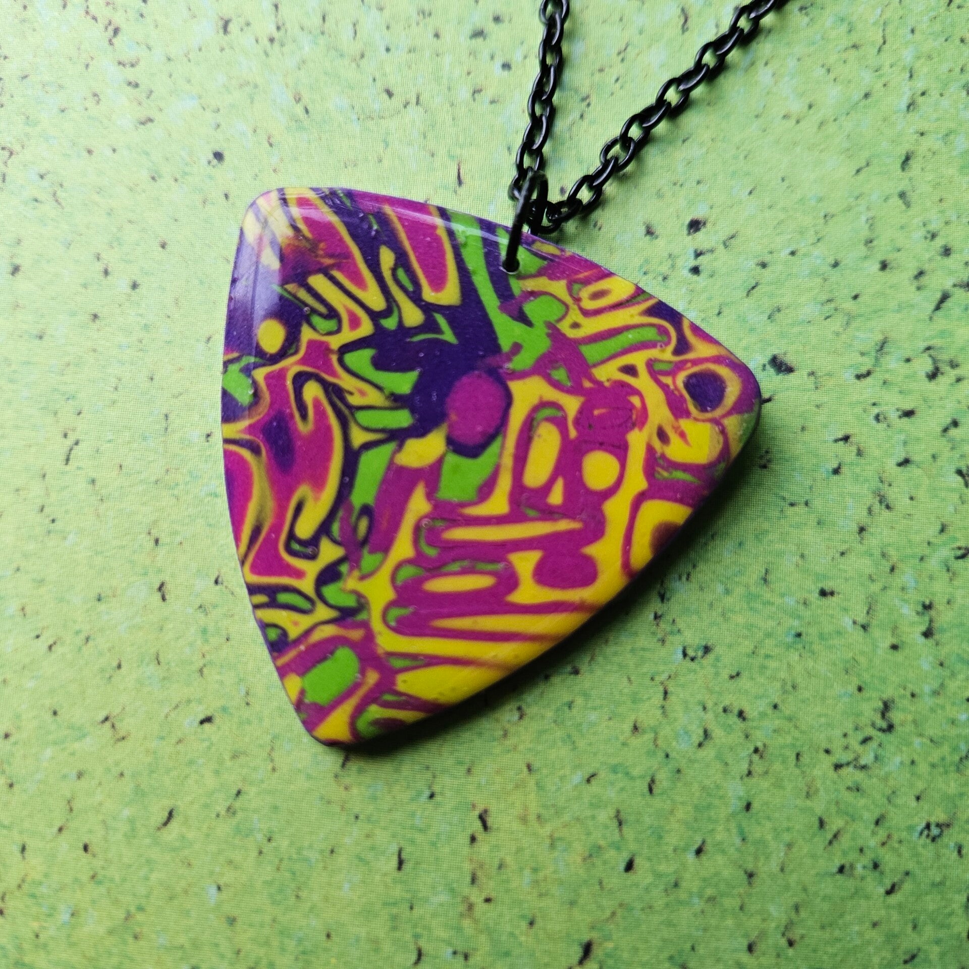 driehoekige halsketting (PMK 'funky carnaval'-graffiti)