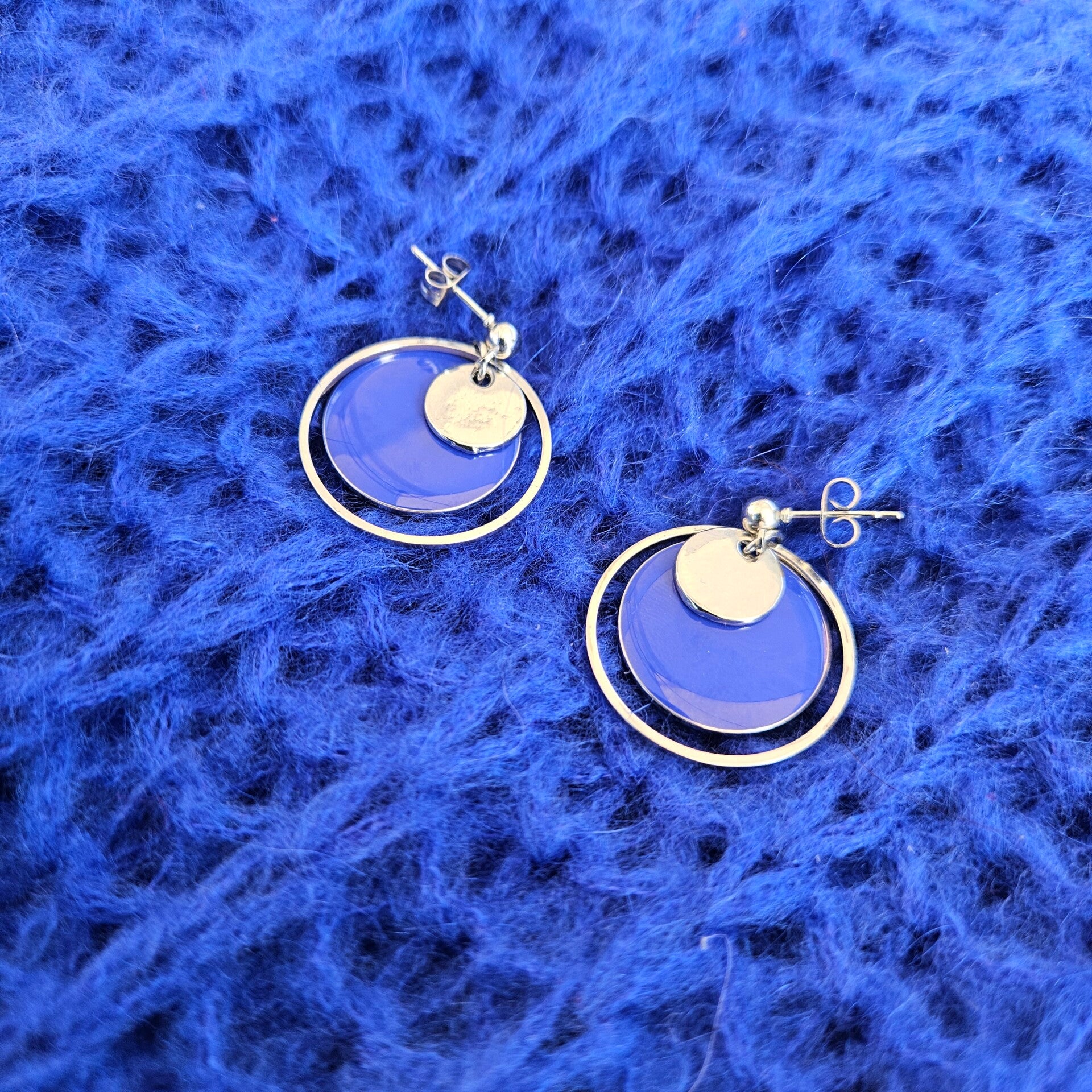 oorringen met ronde bedels en klein zilverkleurig oorknopje (email, rhodium)