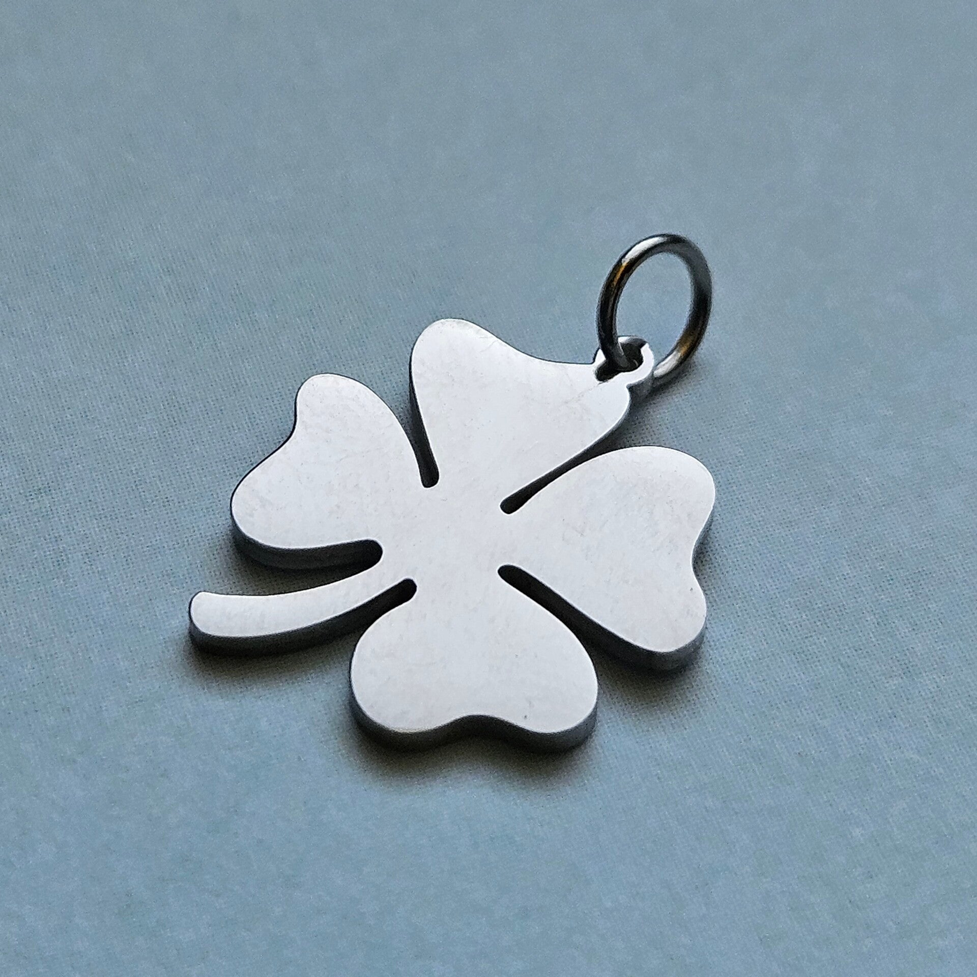 Mix&match roestvrijstalen bedeltje: M klaver egaal per stuk (zilverkleur)