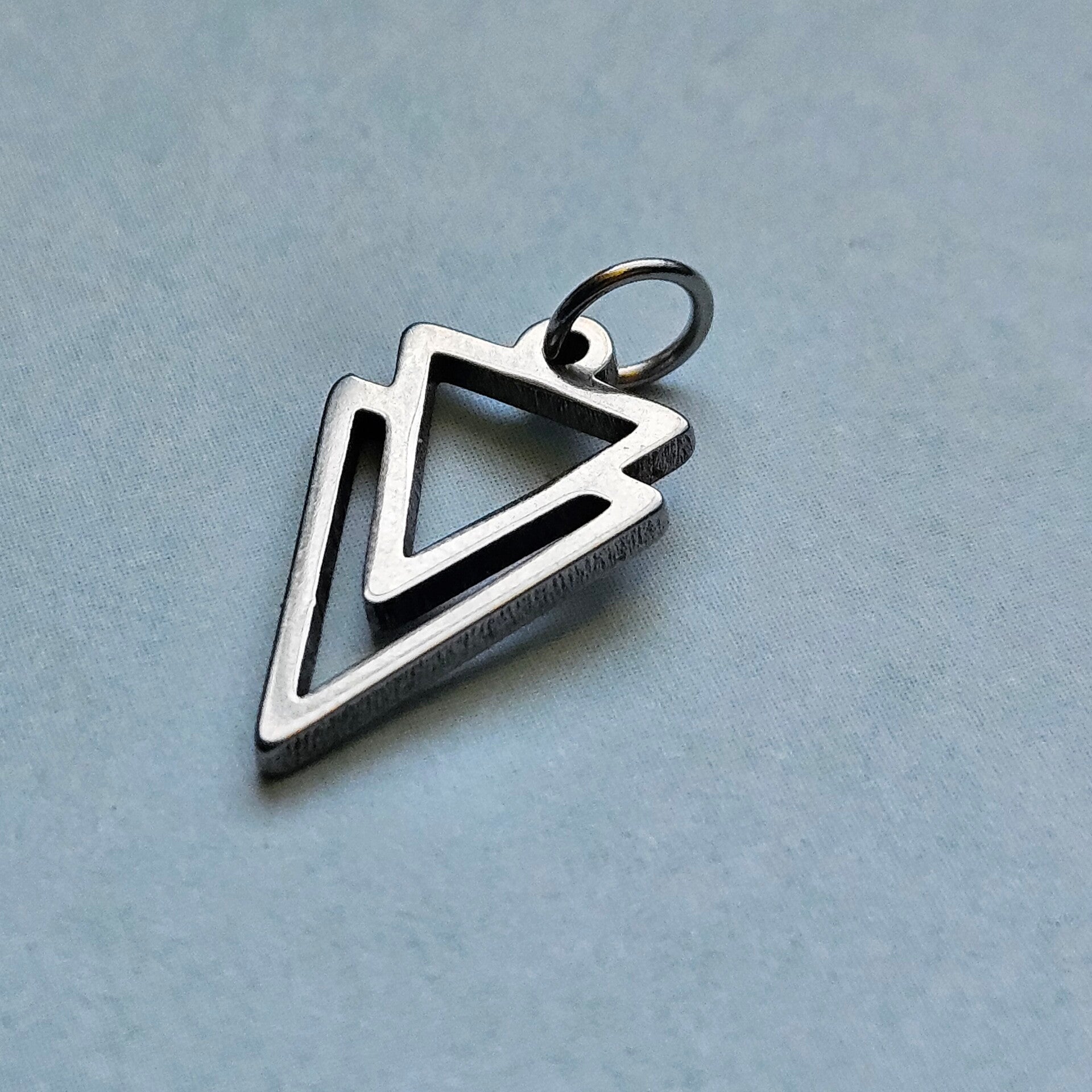 Mix&match roestvrijstalen bedeltje: M dubbele driehoek stuk (zilverkleur)