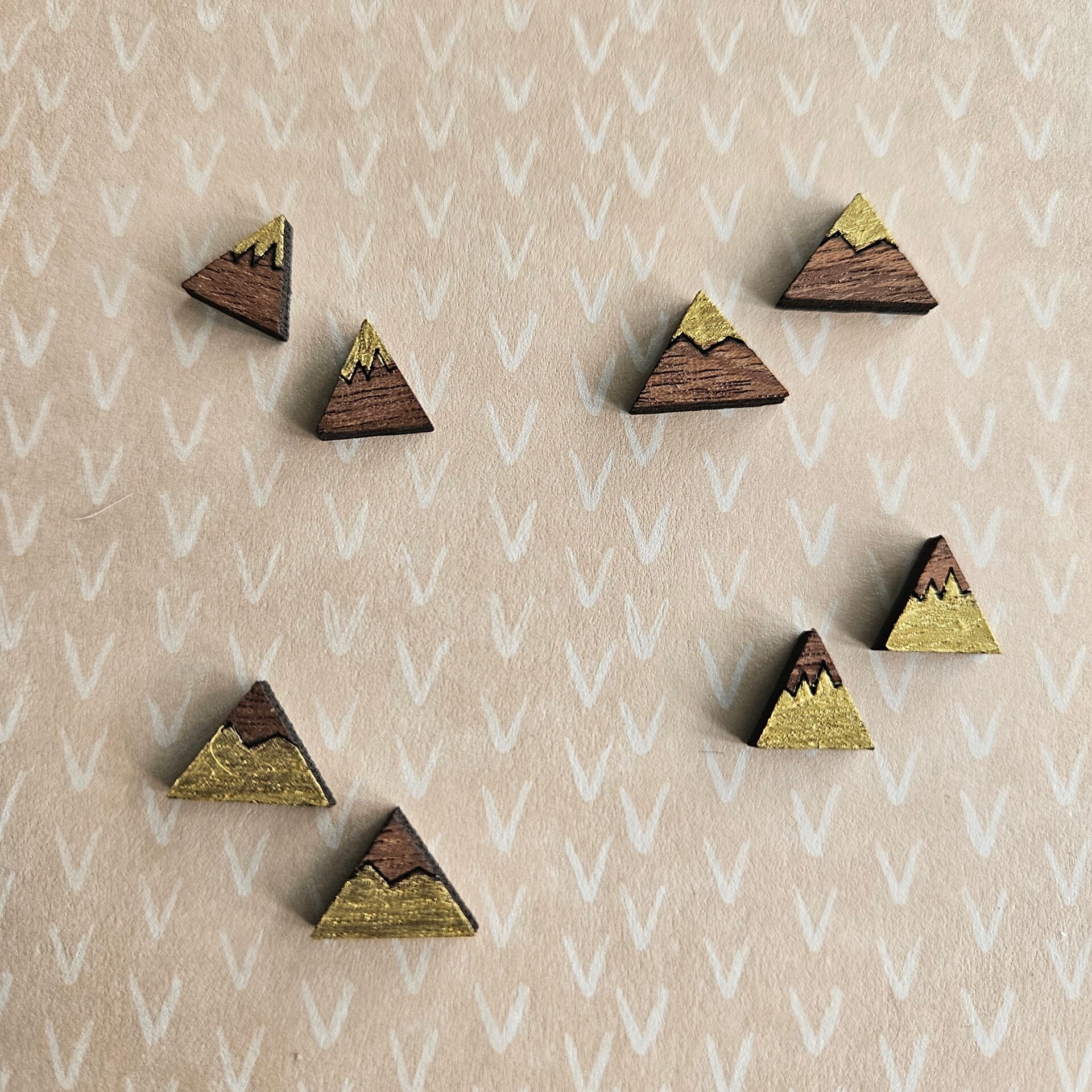 Houten gegraveerde oorstekers, goud, driehoek bergtop