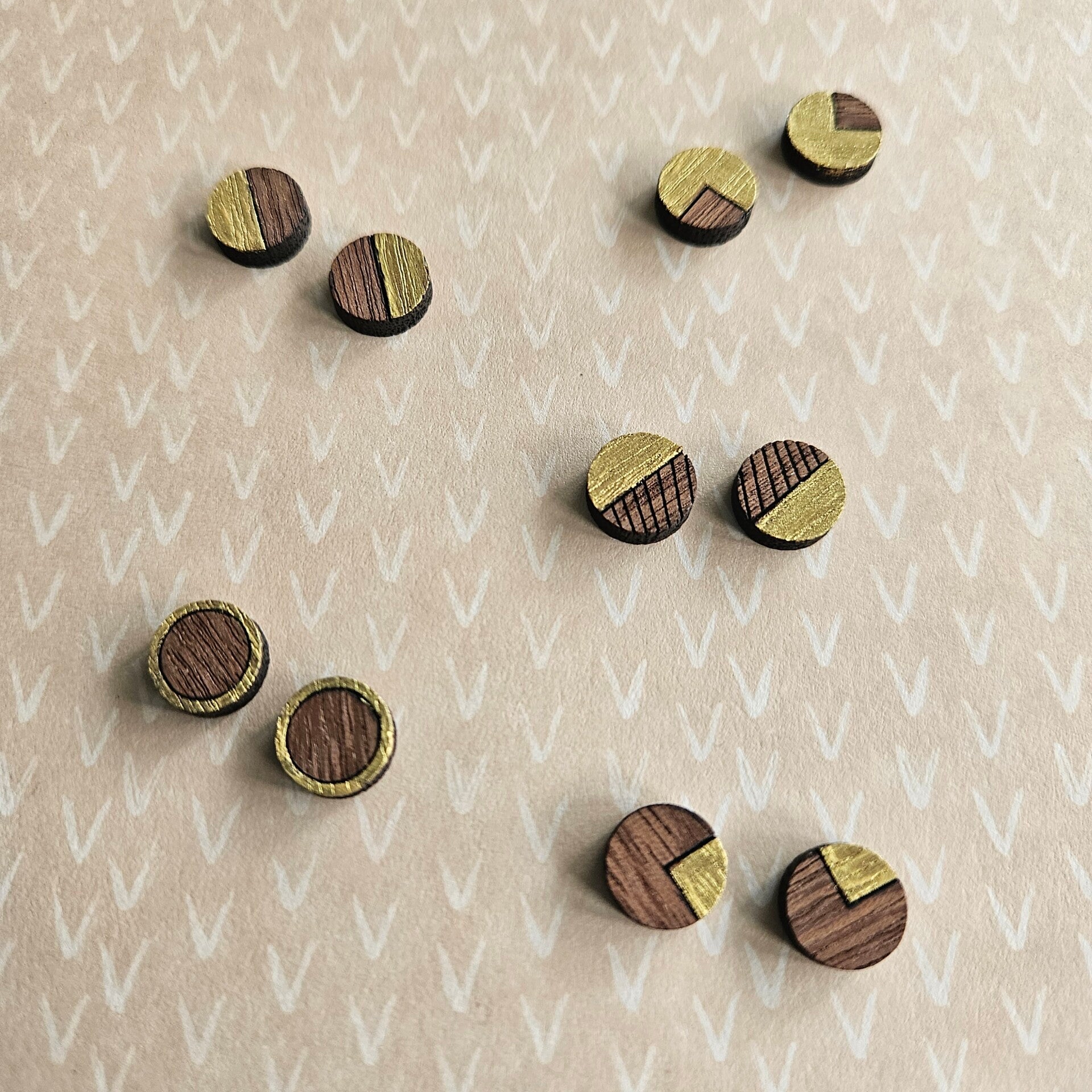 Houten gegraveerde oorstekers, goud, rond