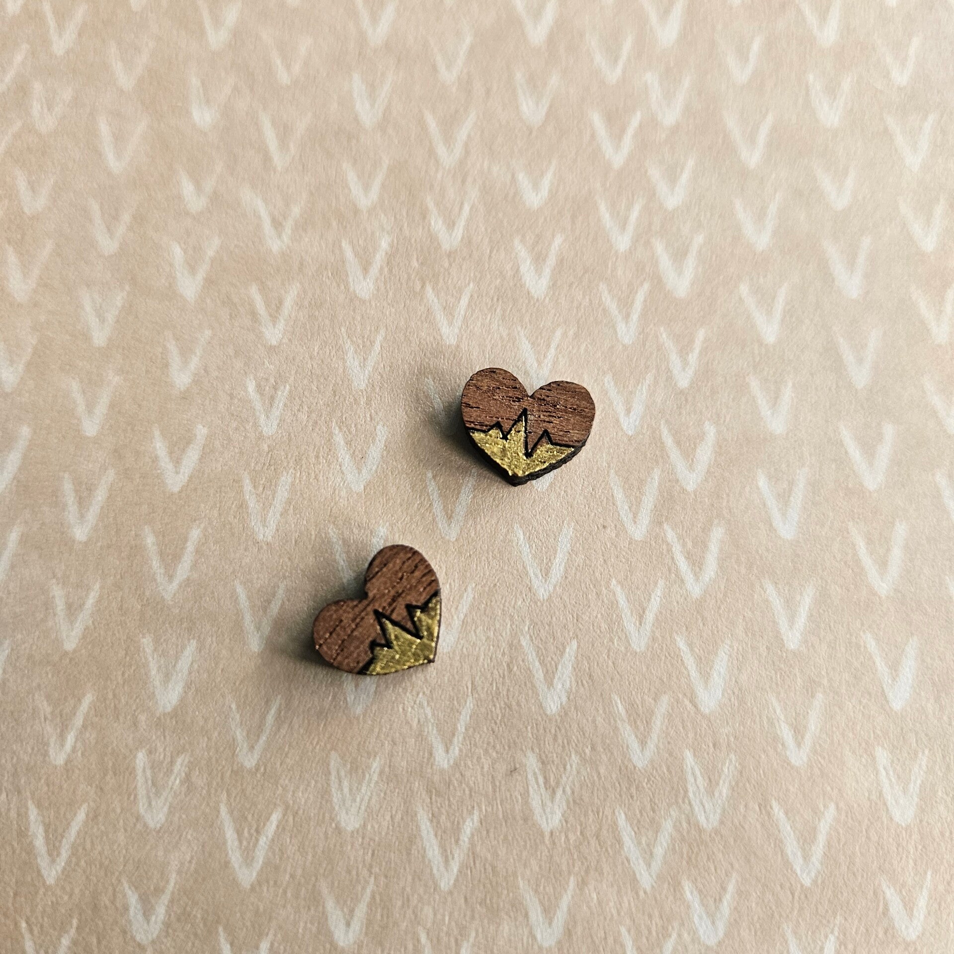 Houten gegraveerde oorstekers, goud, hartje