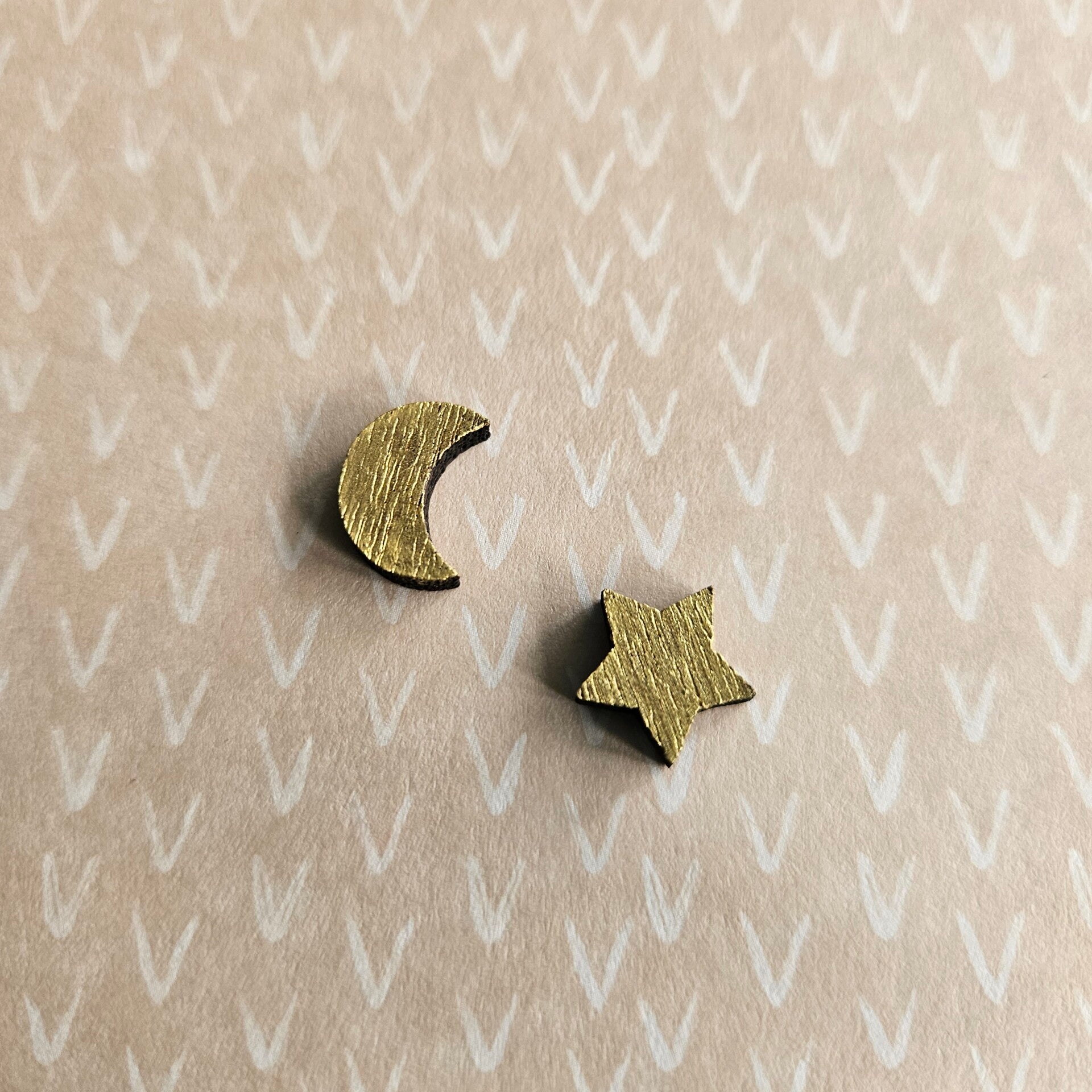 Houten gegraveerde oorstekers, goud, maan en ster