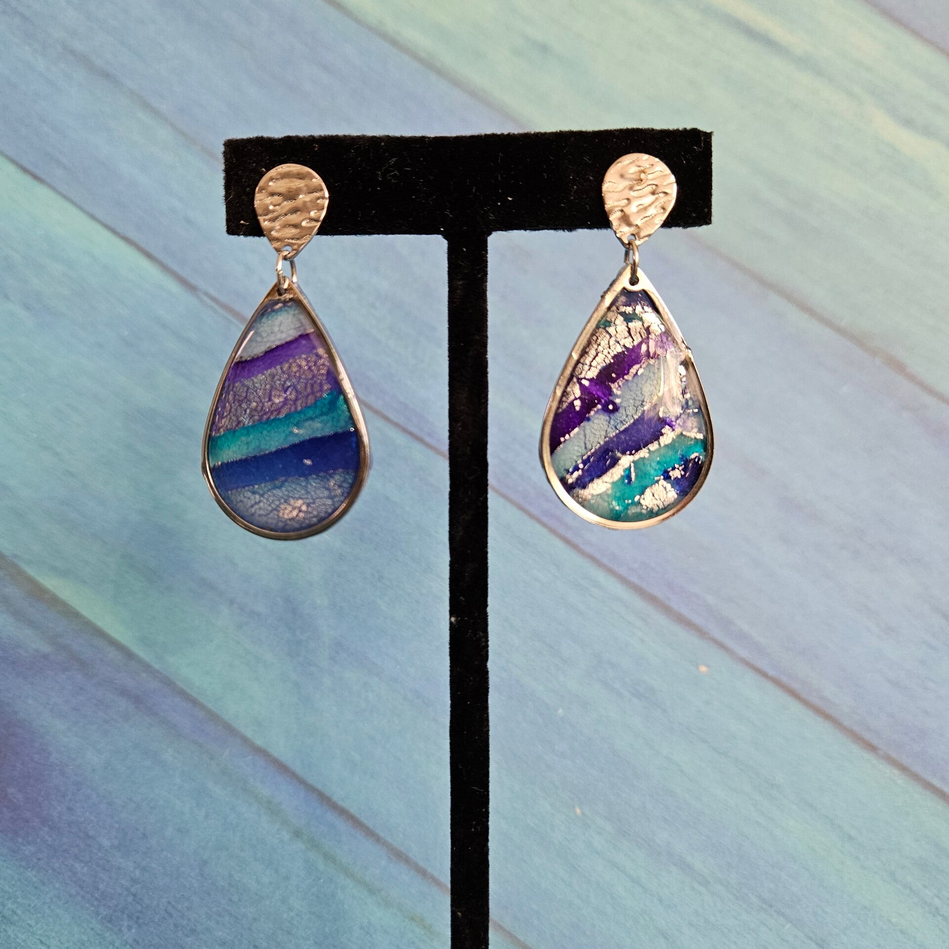 druppelvormige oorhangers met zilverkleurig RVS kastje met druppelvormige oorstekers in RVS  (PMK Nungwi-sealine)