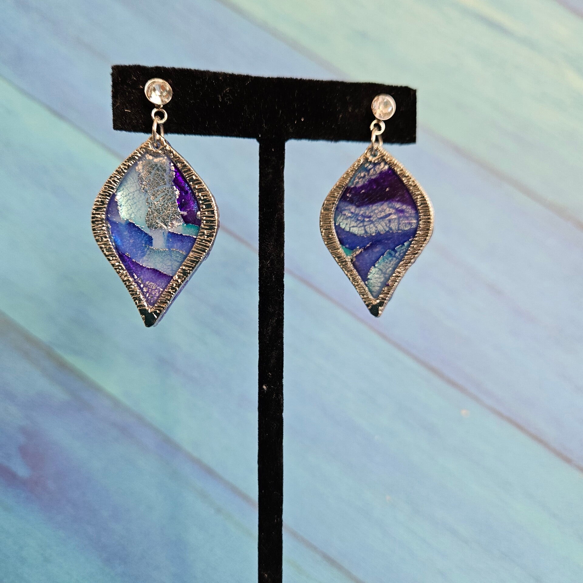 oorhangers leaf met breed zilverkleurig gekrast kastje met oorstekers (RVS met zirkoontje) (PMK Nungwi-sealine)