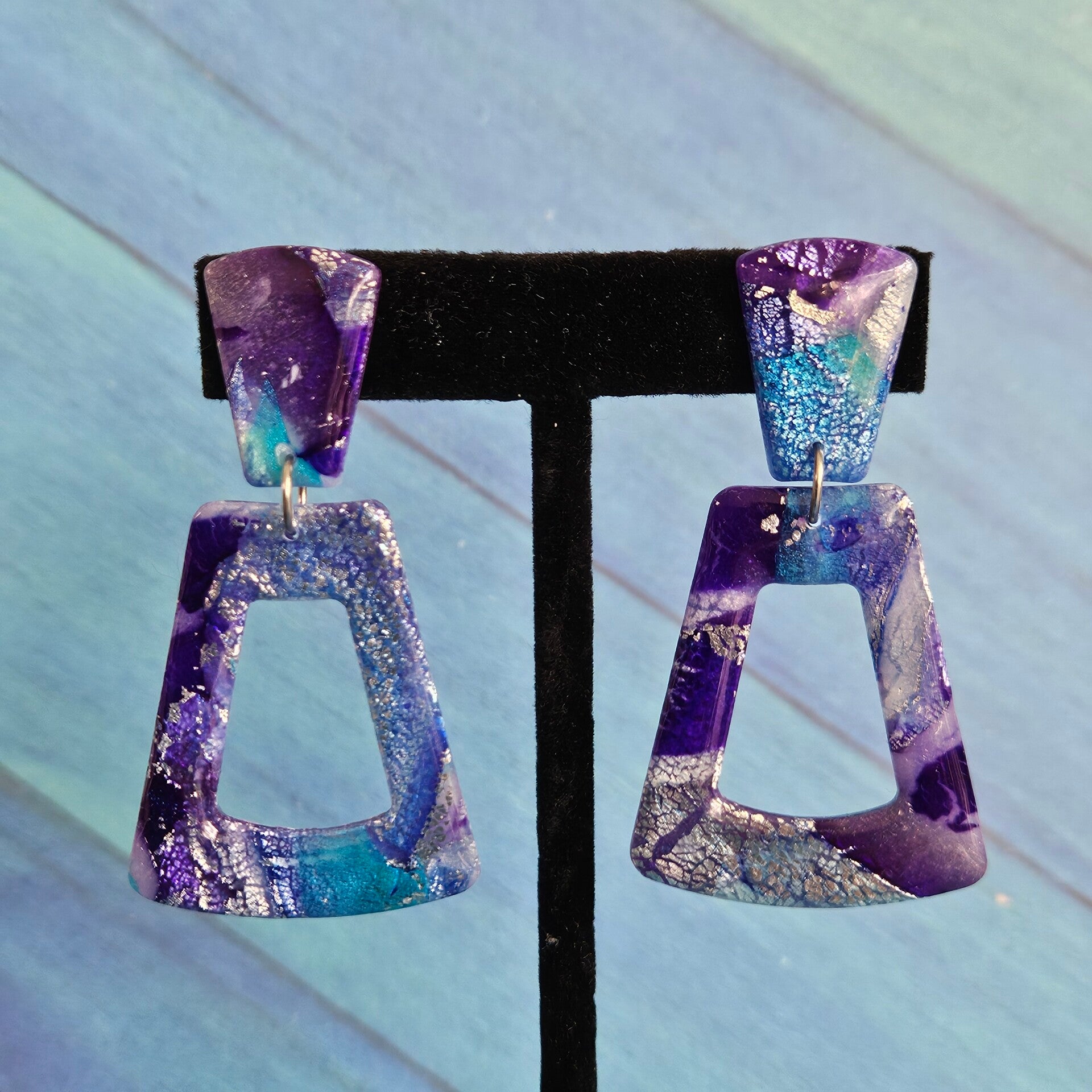 L trapezium donuts oorhangers met trapezium studs (RVS oorstekers) 2 versies (PMK Nungwi-sealine)