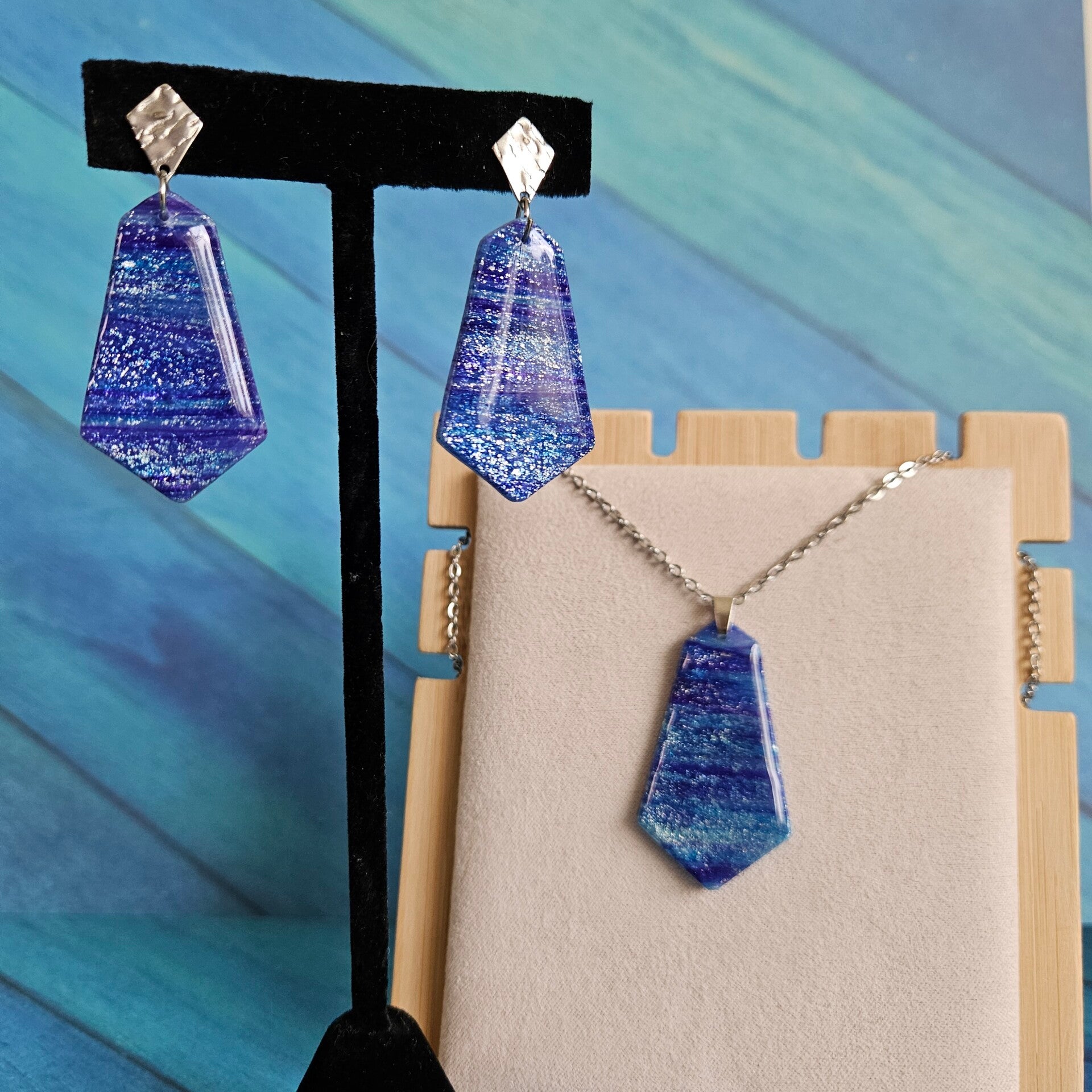 set diamant ketting (RVS) + middelgrote oorhangers met zilverkleurige RVS studs (PMK Nungwi-twilight)