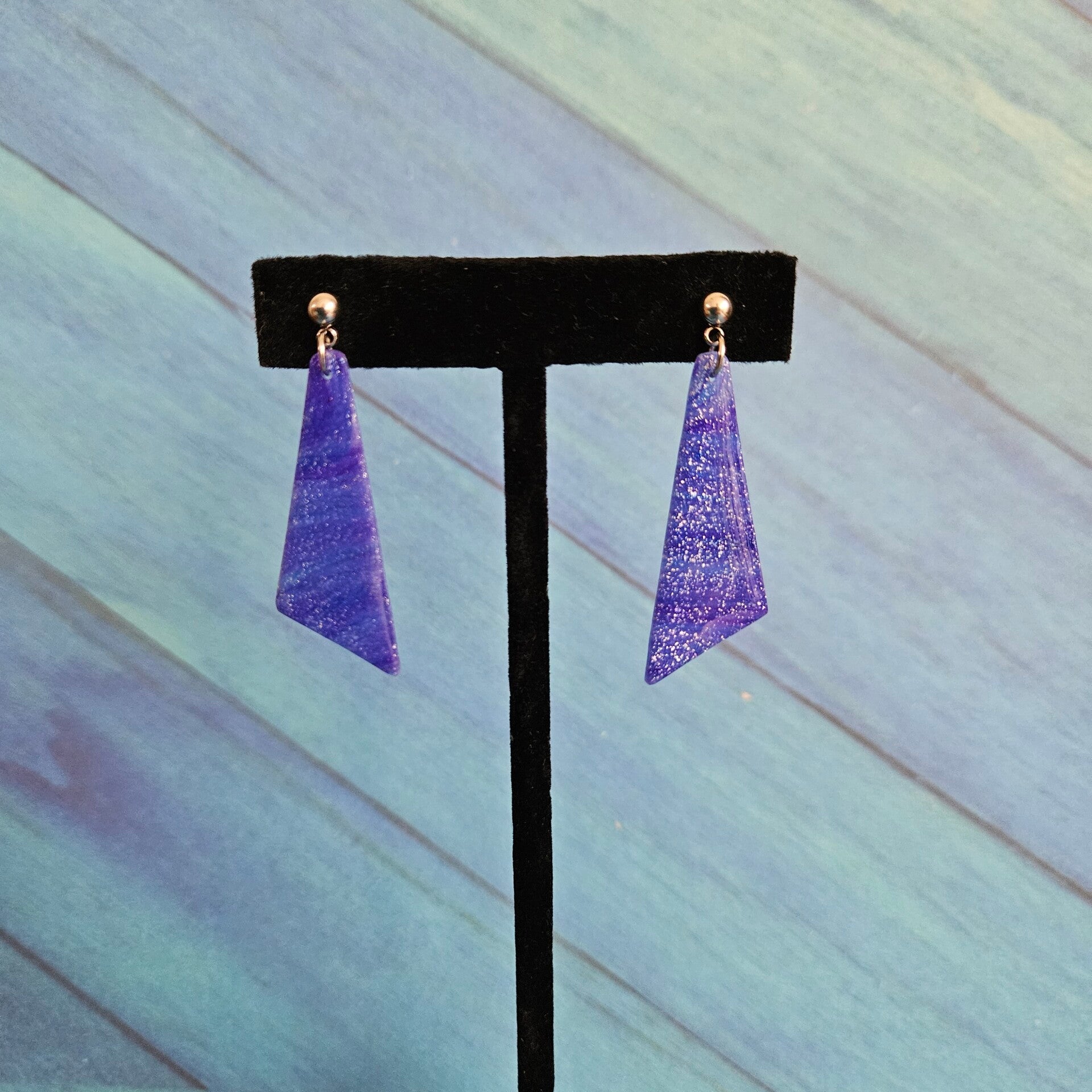 korte oorhangers scheve driehoek met oorknopjes in zilverkleurig RVS (PMK Nungwi-twilight)