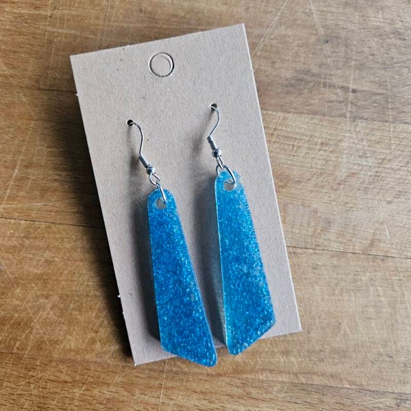 oorhangers M lange, smalle driehoek reslin met glassbeads, oorhaakje lood- en nikkelvrij
