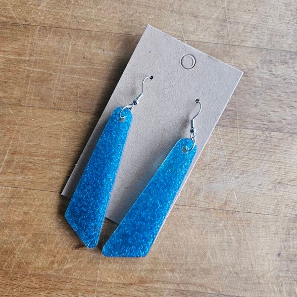 oorhangers XL lange, smalle driehoek reslin met glassbeads, oorhaakje lood- en nikkelvrij