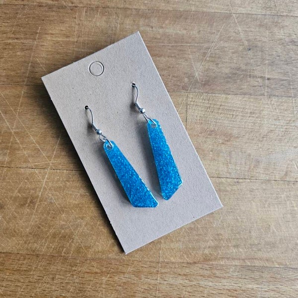 oorhangers S lange, smalle driehoek reslin met glassbeads, oorhaakje lood- en nikkelvrij