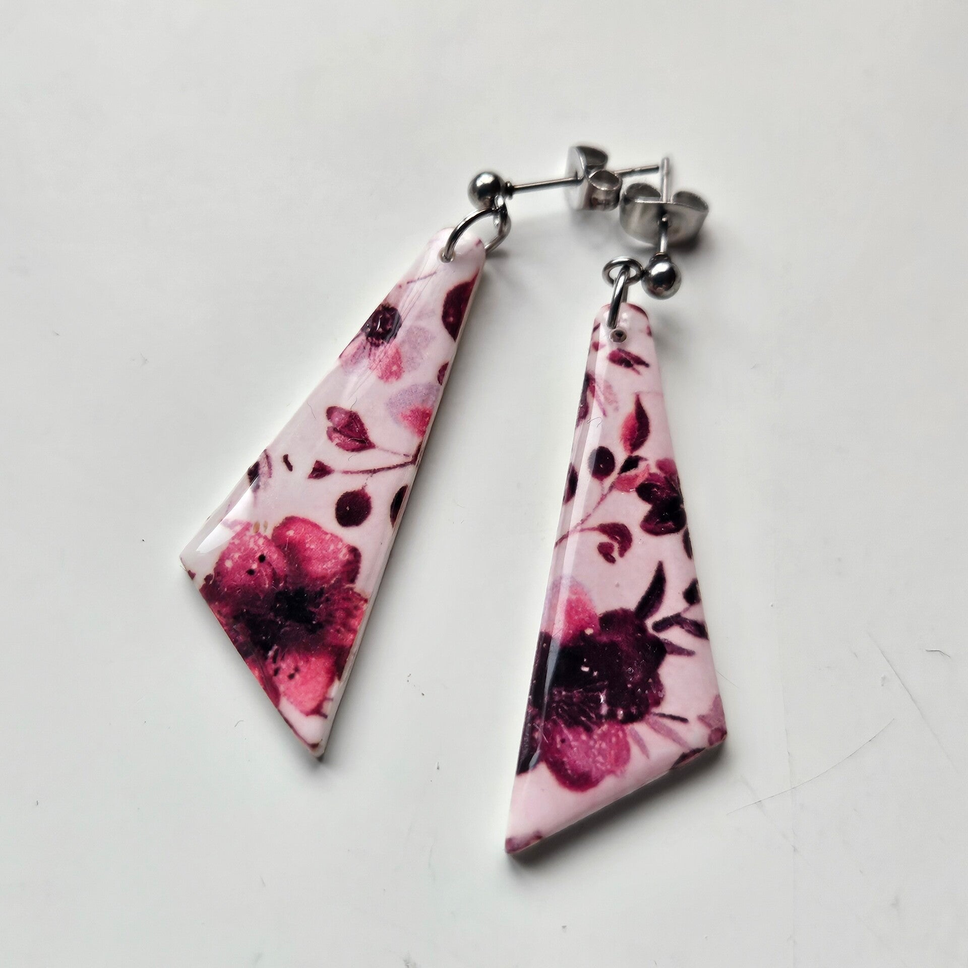 kleine oorhangers scheve driehoek, zilverkleurige RVS oorknopjes (PMK English cottage - purple red)