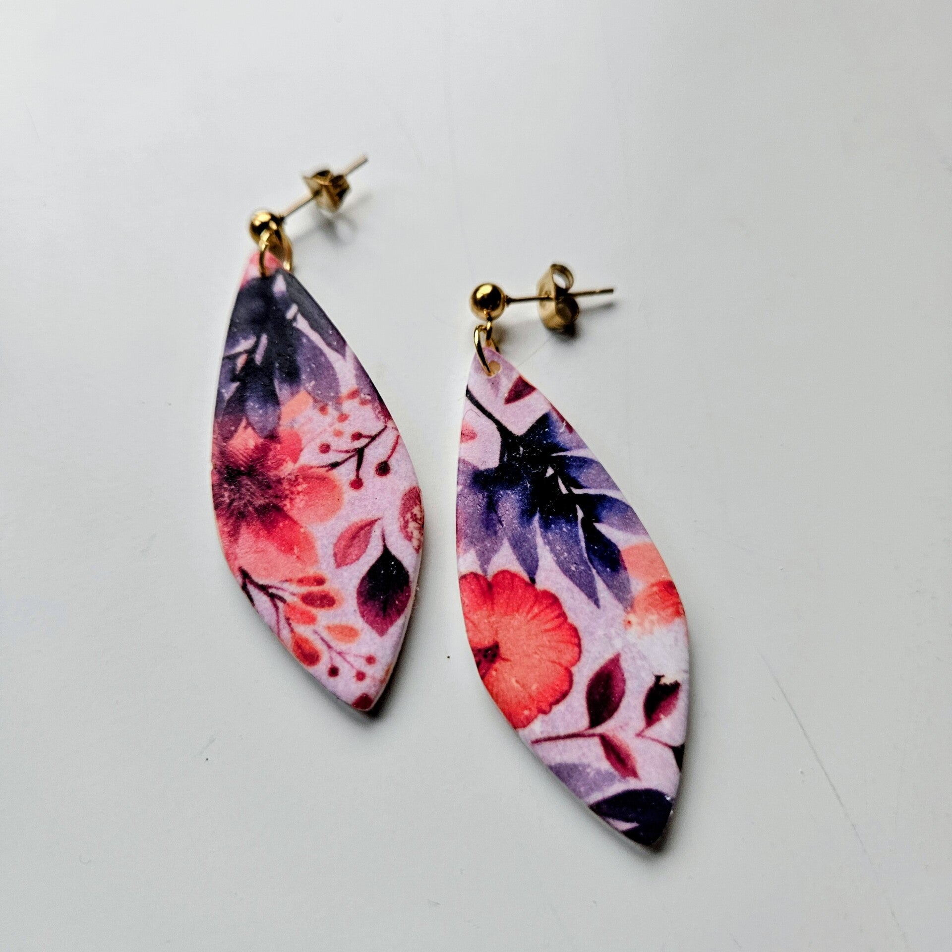 oorhangers L pointy dagger drop (PMK English cottage - blue orange) met RVS oorknopjes