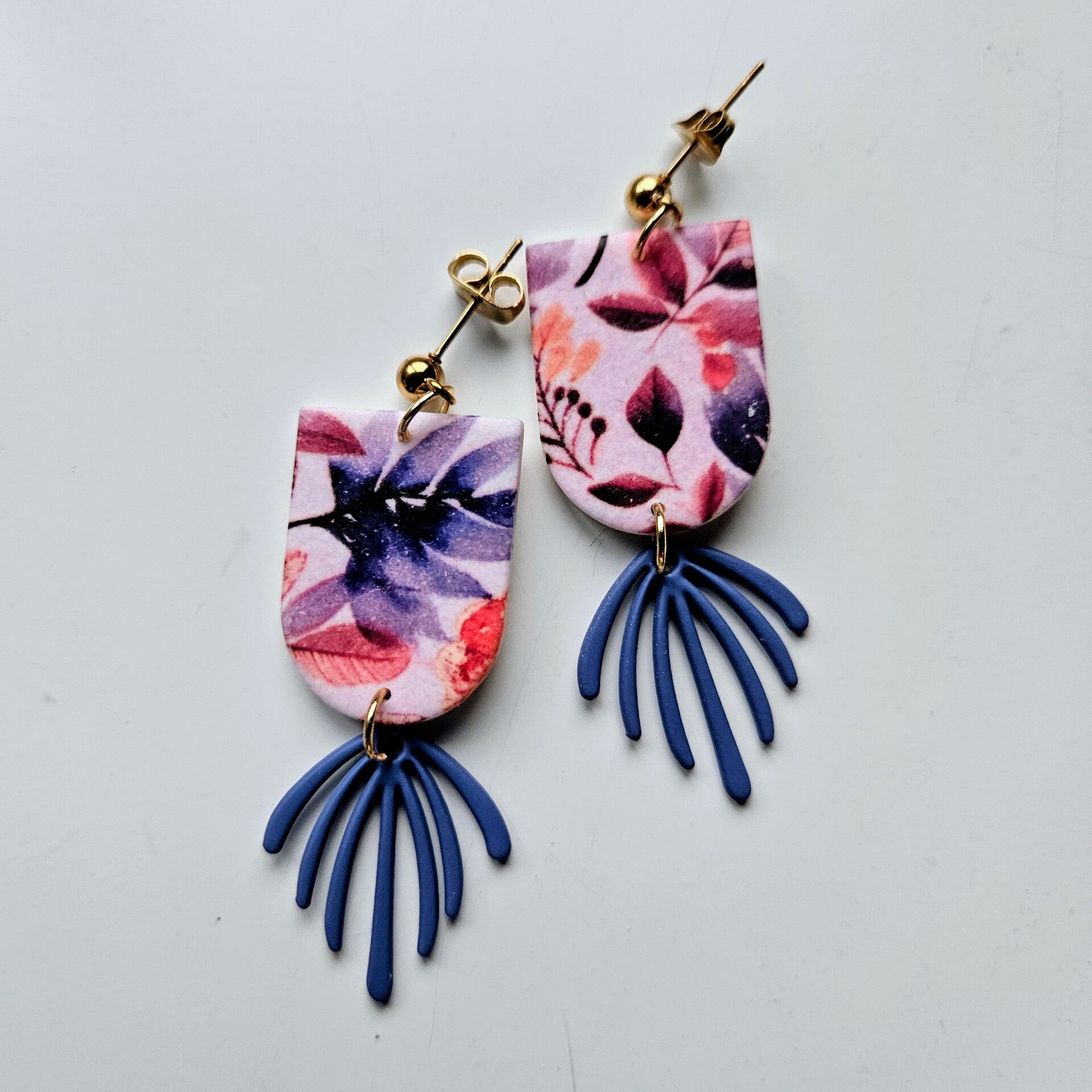 oorhangers boog met blauwe waaierbedel (PMKEnglish cottage - blue orange) RVS oorknopjes