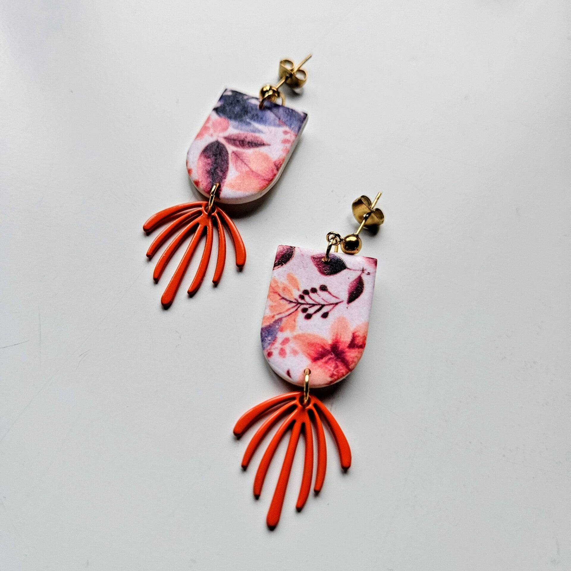 oorhangers boog met oranje waaierbedel (PMKEnglish cottage - blue orange) RVS oorknopjes