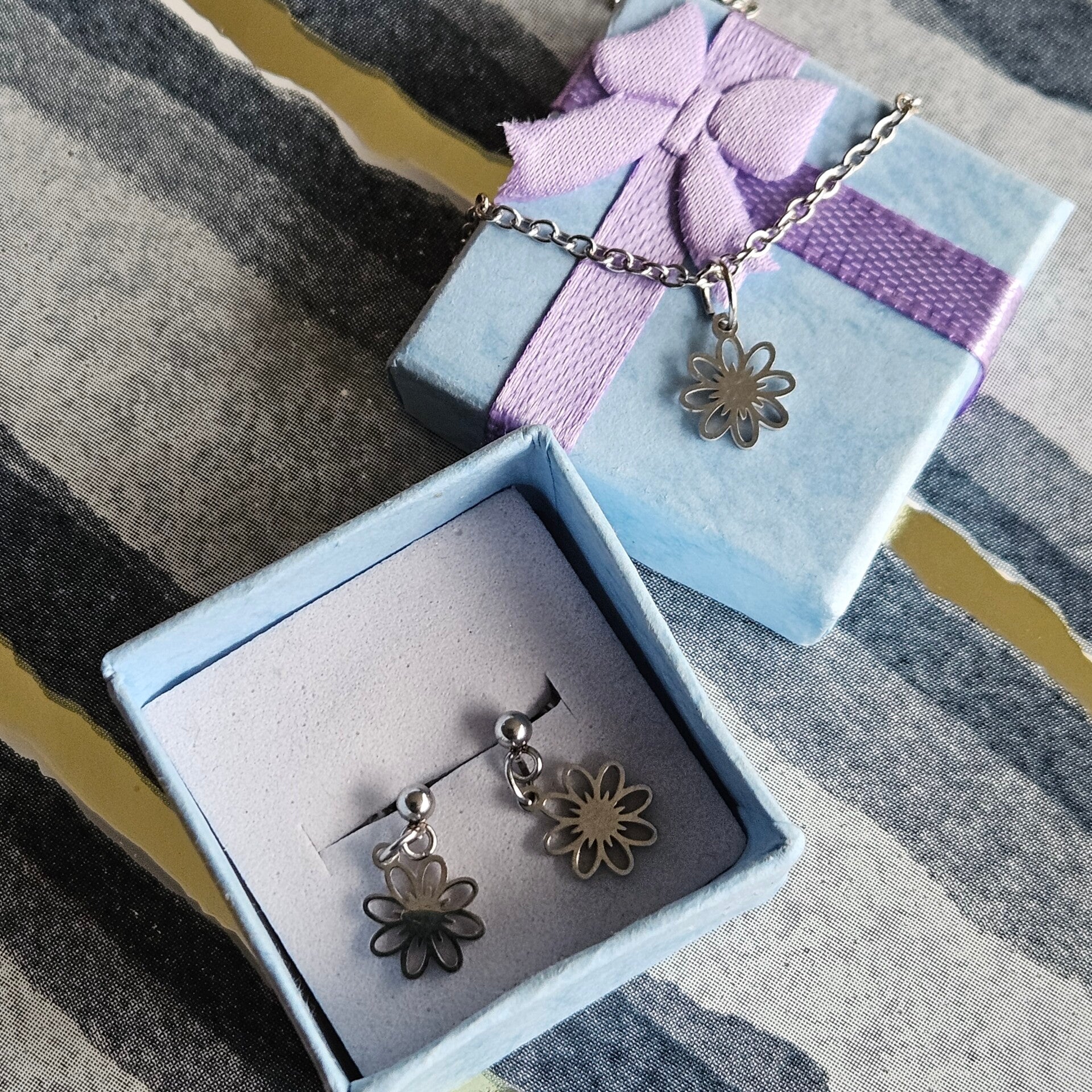 Geschenkdoosje Rosalie: 1 paar zilverkleurige korte oorhangers met bijhorende halsketting (alles in RVS)