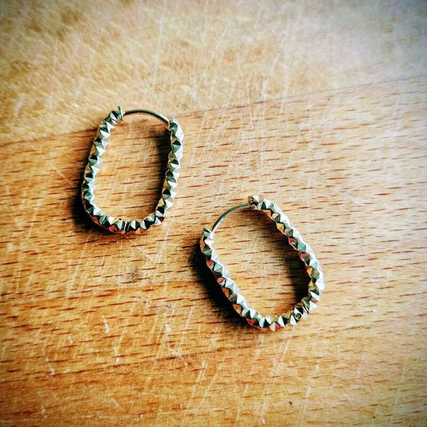 Mix&match rechthoekige oorring (creool) 'Joséphine' (RVS) getextureerd versie A (gehamerd)- per stuk