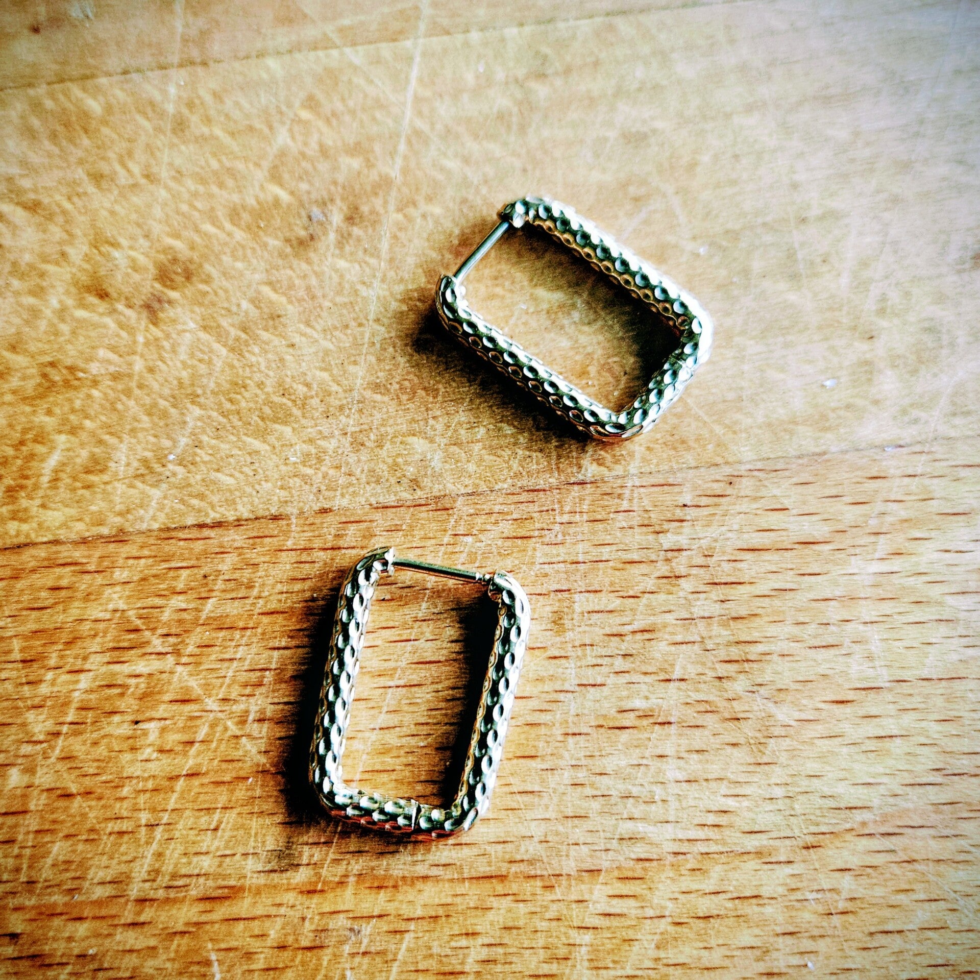 Mix&match rechthoekige oorring (creool) 'Jacqueline' (RVS) getextureerd versie B (gestippeld)- per stuk