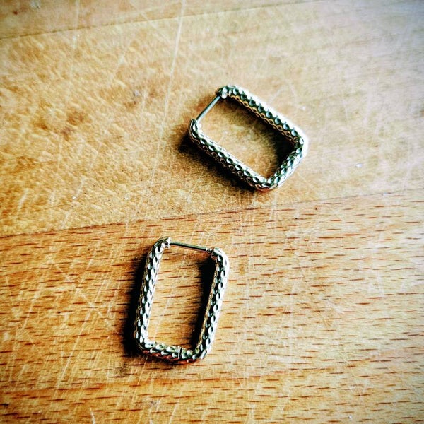 Mix&match rechthoekige oorring (creool) 'Jacqueline' (RVS) getextureerd versie B (gestippeld)- per stuk