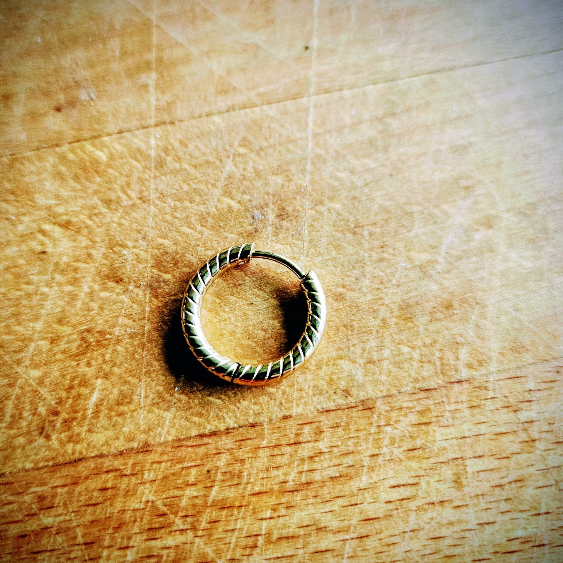 Mix&match rechthoekige oorring (creool) 'Catherine' getextureerde versie B (lijntjes spiraal)- goud/zilverkleurig RVS per stuk