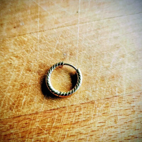 Mix&match rechthoekige oorring (creool) 'Catherine' getextureerde versie B (lijntjes spiraal)- goud/zilverkleurig RVS per stuk