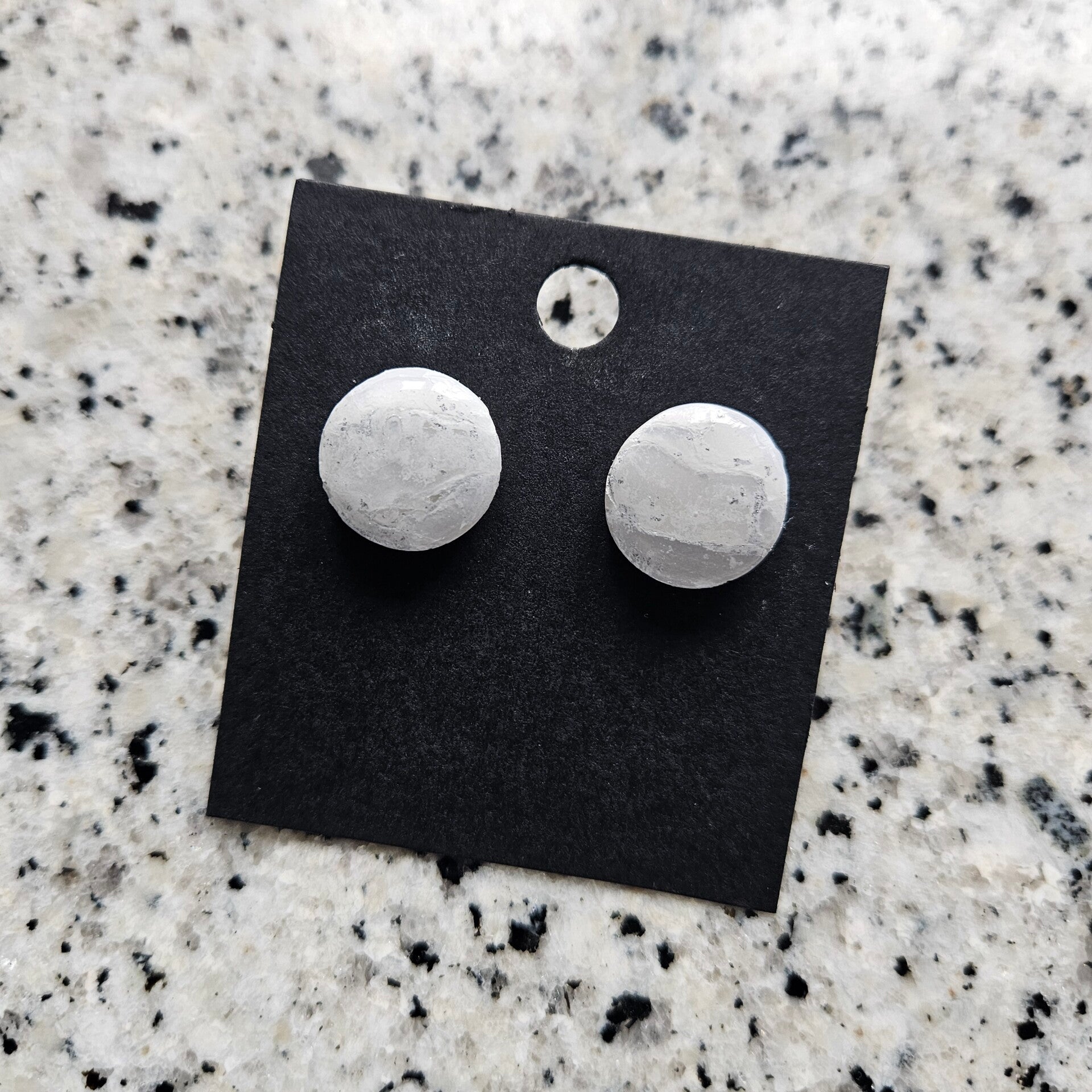 ronde oorstuds L (PMK MALOJA-snow&silvermist) (zilverkleurige RVS oorstekers)