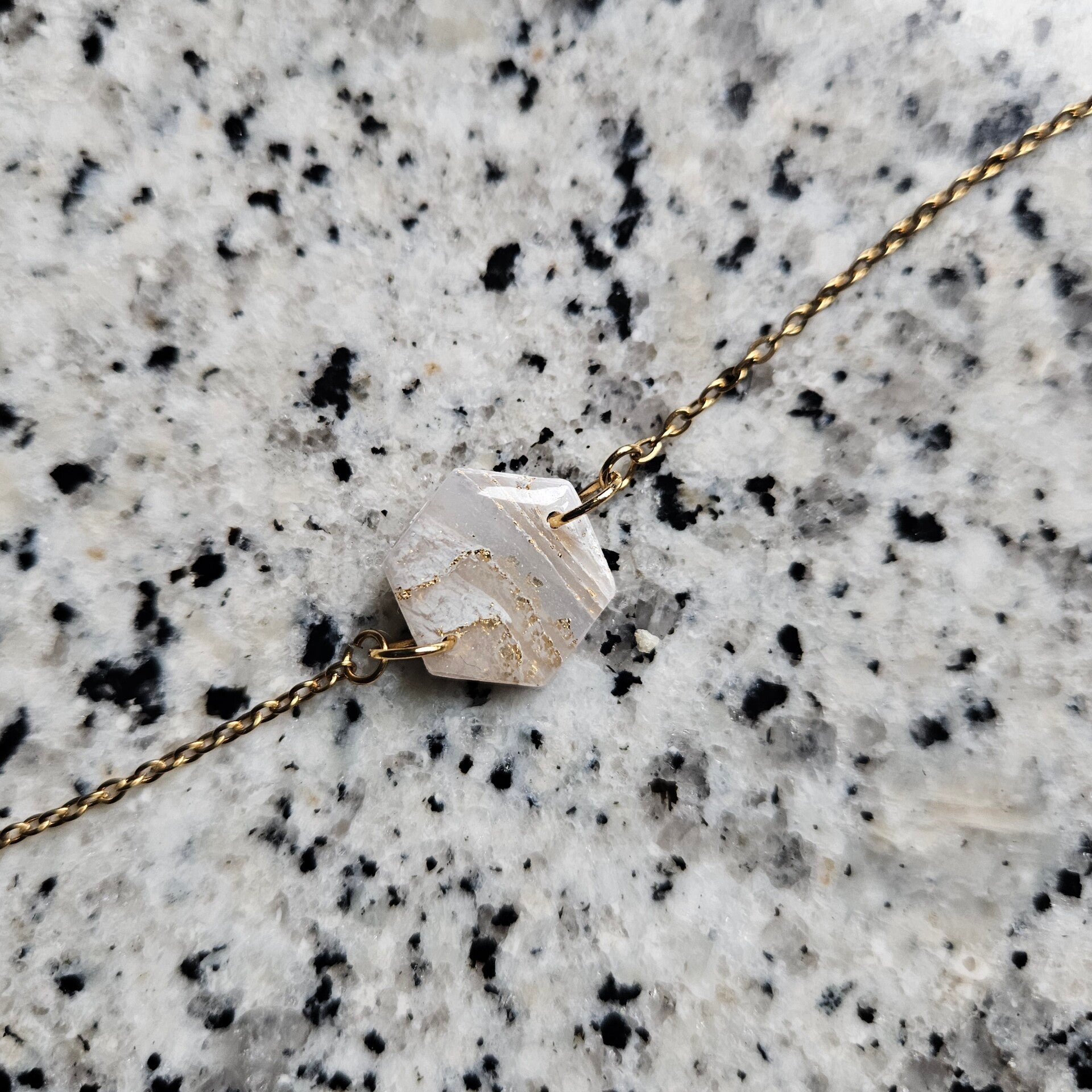 armband zeshoek (PMK MALOJA-snow&sunbeam) (goudkleurig verstelbaar RVS armbandje)