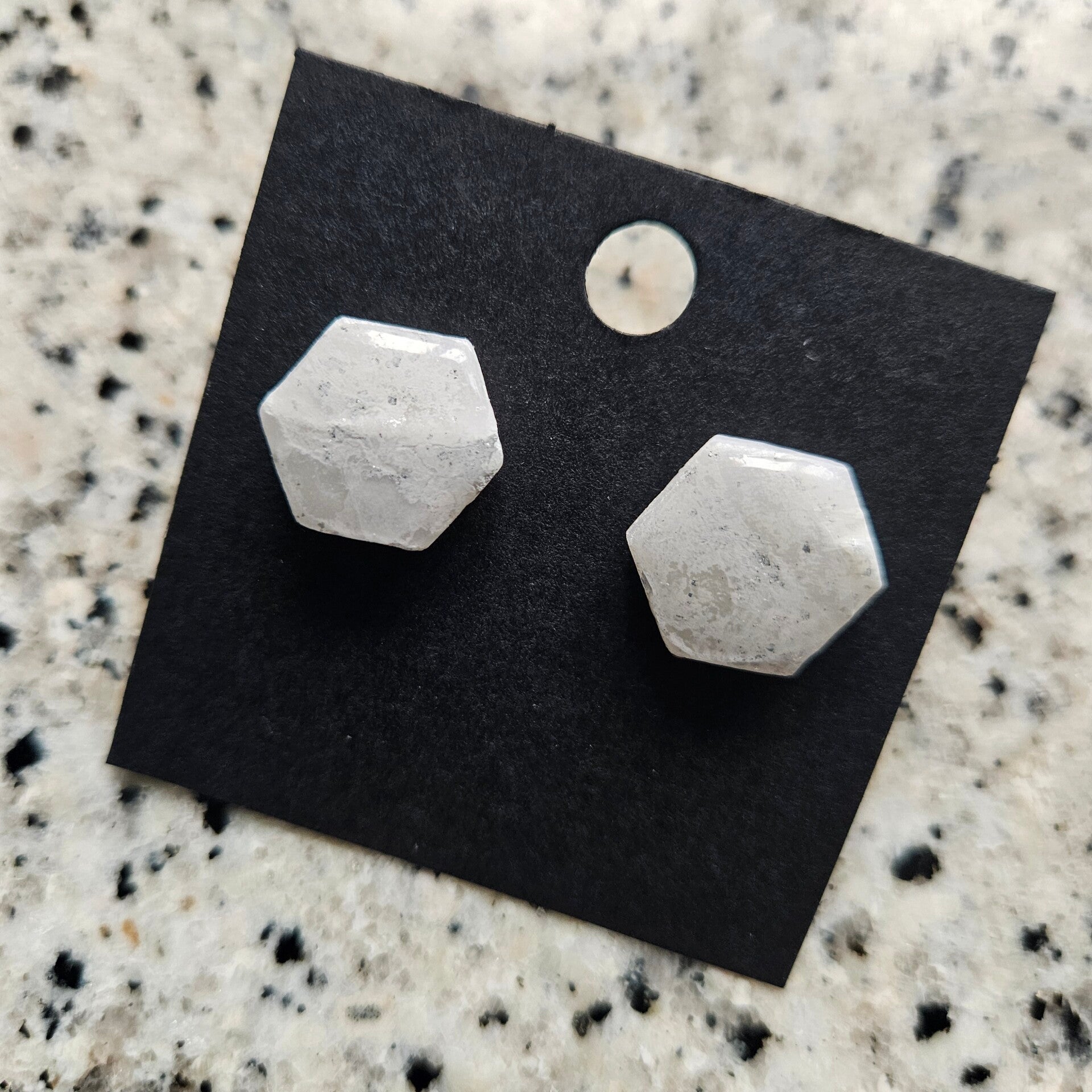 zeshoekige oorstuds L (PMK MALOJA-snow&silvermist) (zilverkleurige RVS oorstekers)