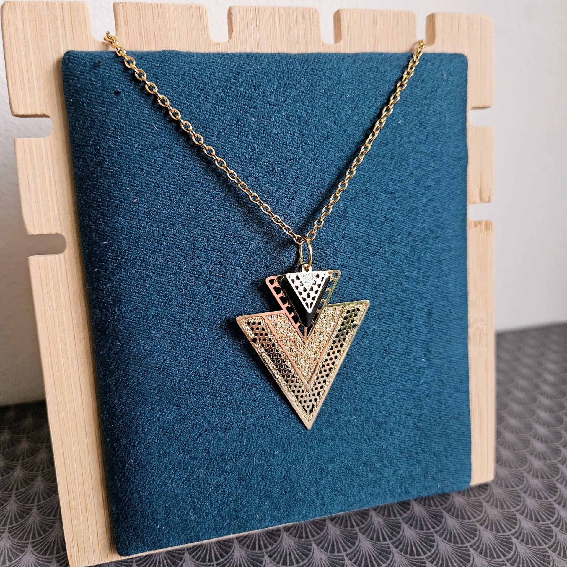 halsketting (RVS) art nouveau model 5 triple driehoek (emaille, goud) 45cm