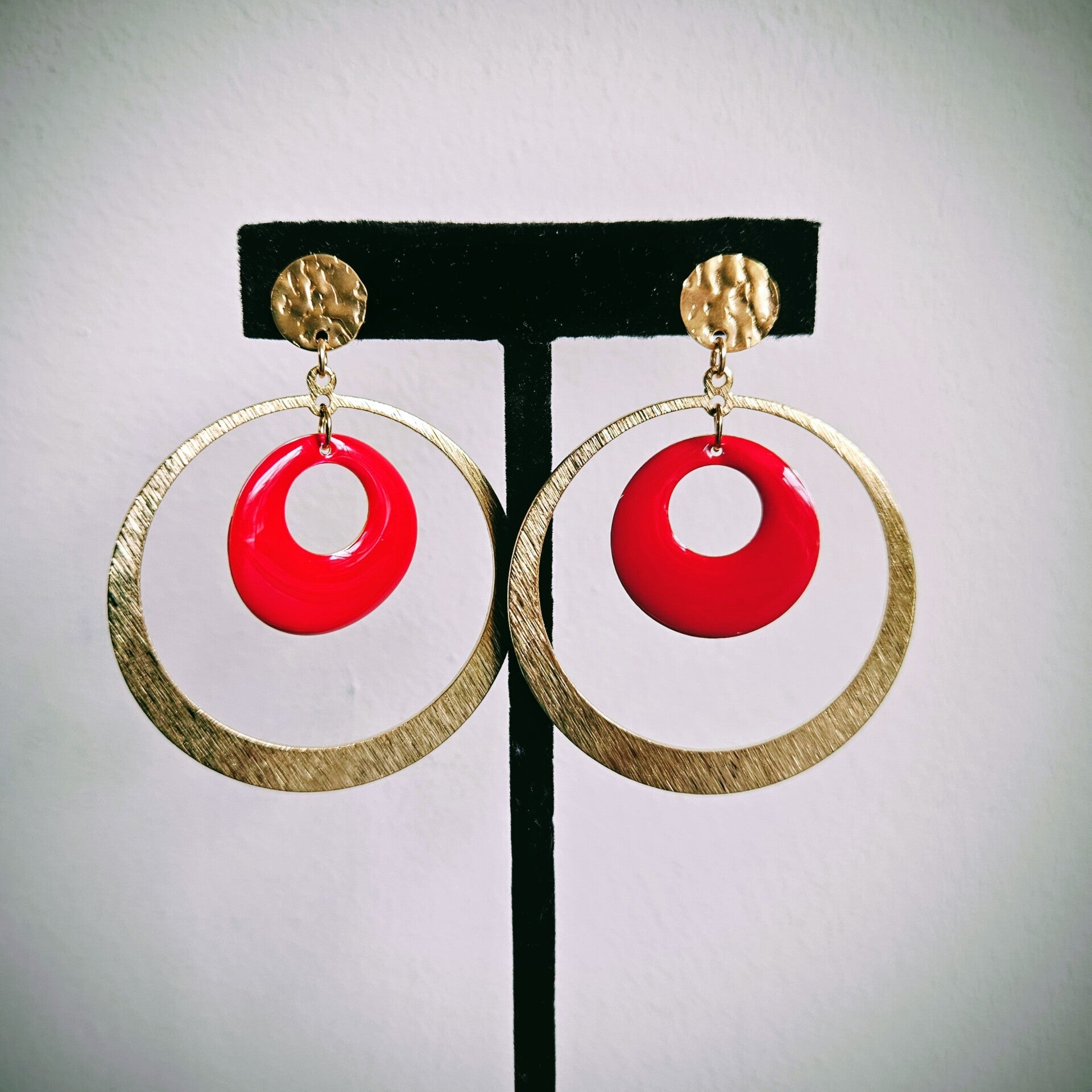 XL statement ronde oorhangers met getextureerde ronde studs in RVS (email, messing, goud)