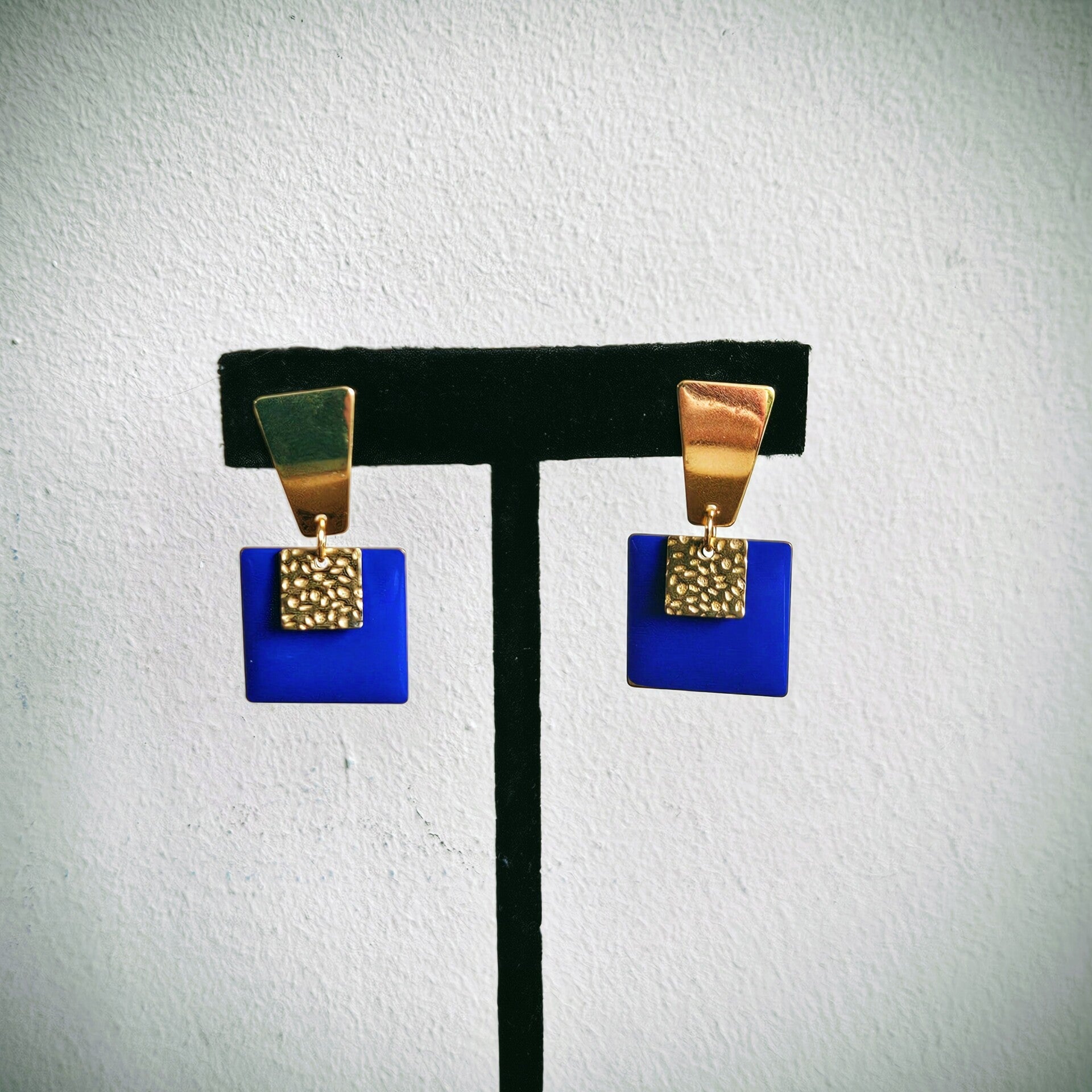 vierkante oorhangers GODELIEVE met vierkante bedel en grote trapezium oorstekers in RVS (email, messing, goud)