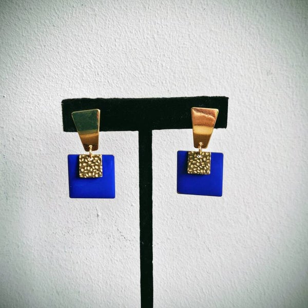 vierkante oorhangers GODELIEVE met vierkante bedel en grote trapezium oorstekers in RVS (email, messing, goud)