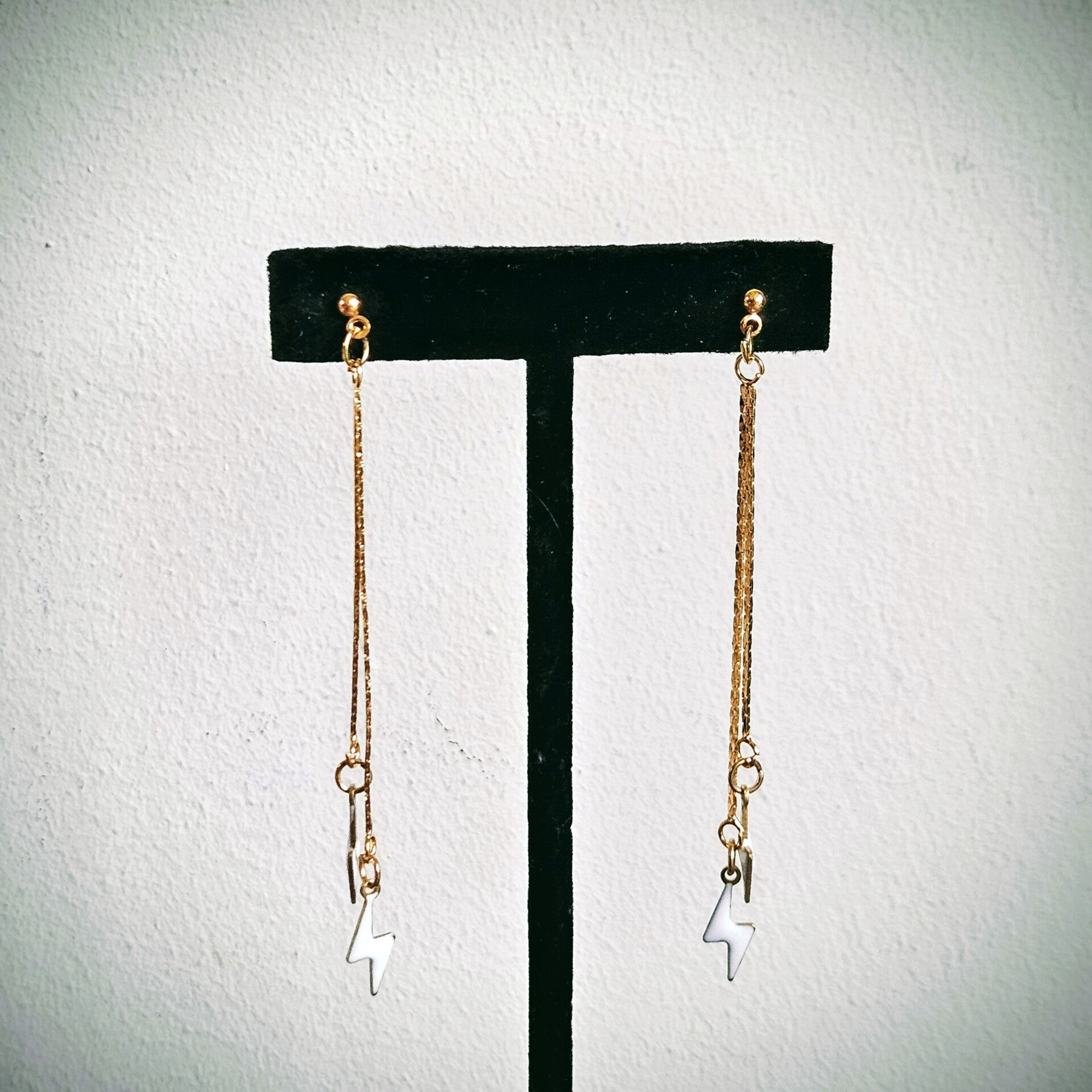 oorhangers JESSY 2 kettingetjes met 2 bliksems (email, messing, goud) (oorknopjes lood- en nikkelvrij)