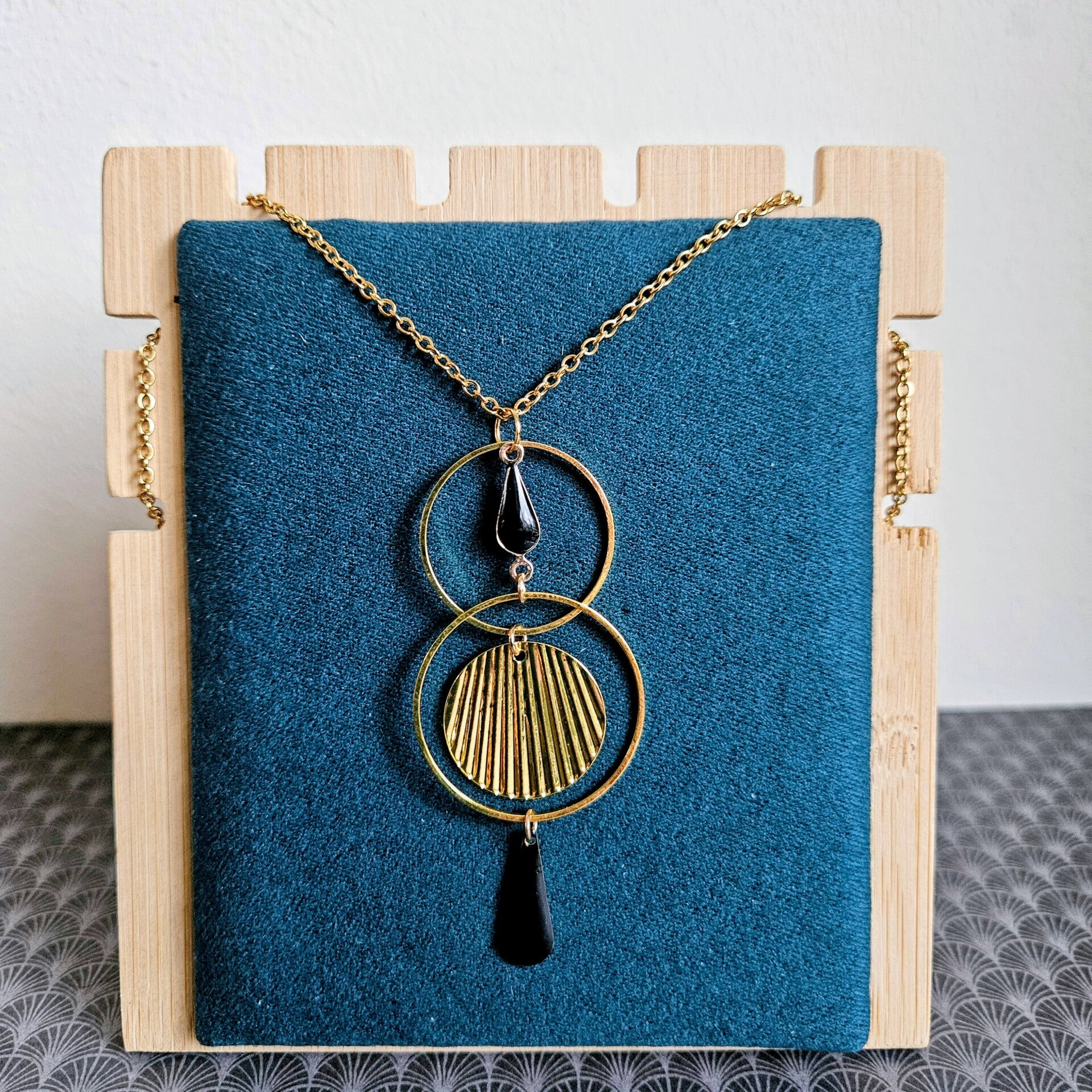 halsketting (RVS) art nouveau model 11 multicirkels en druppels  (emaille, goud) 45cm