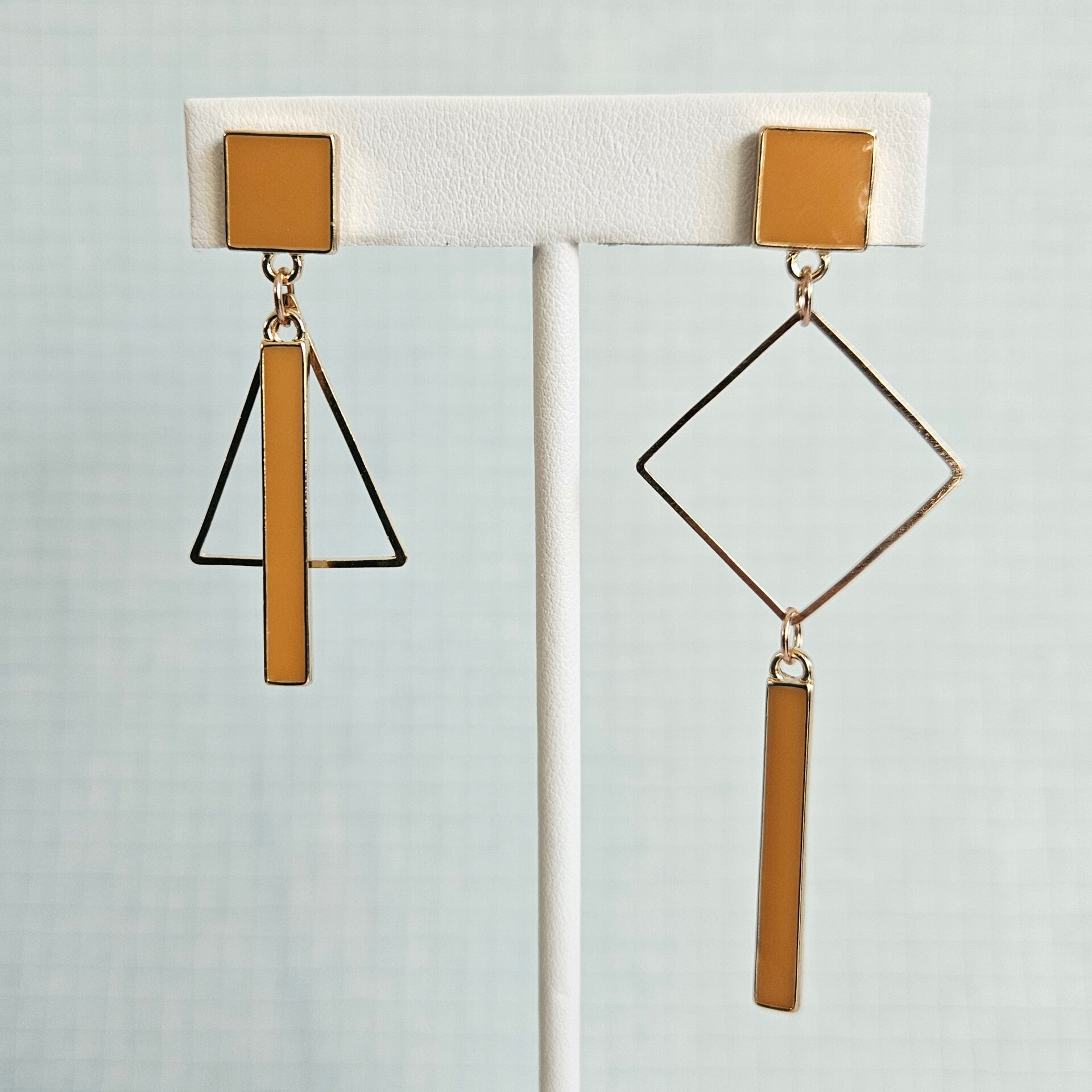 asymmetrische oorhangers met staafje, vierkante/driehoekige connector en vierkante stud - luxe-editie (goud, emaille)