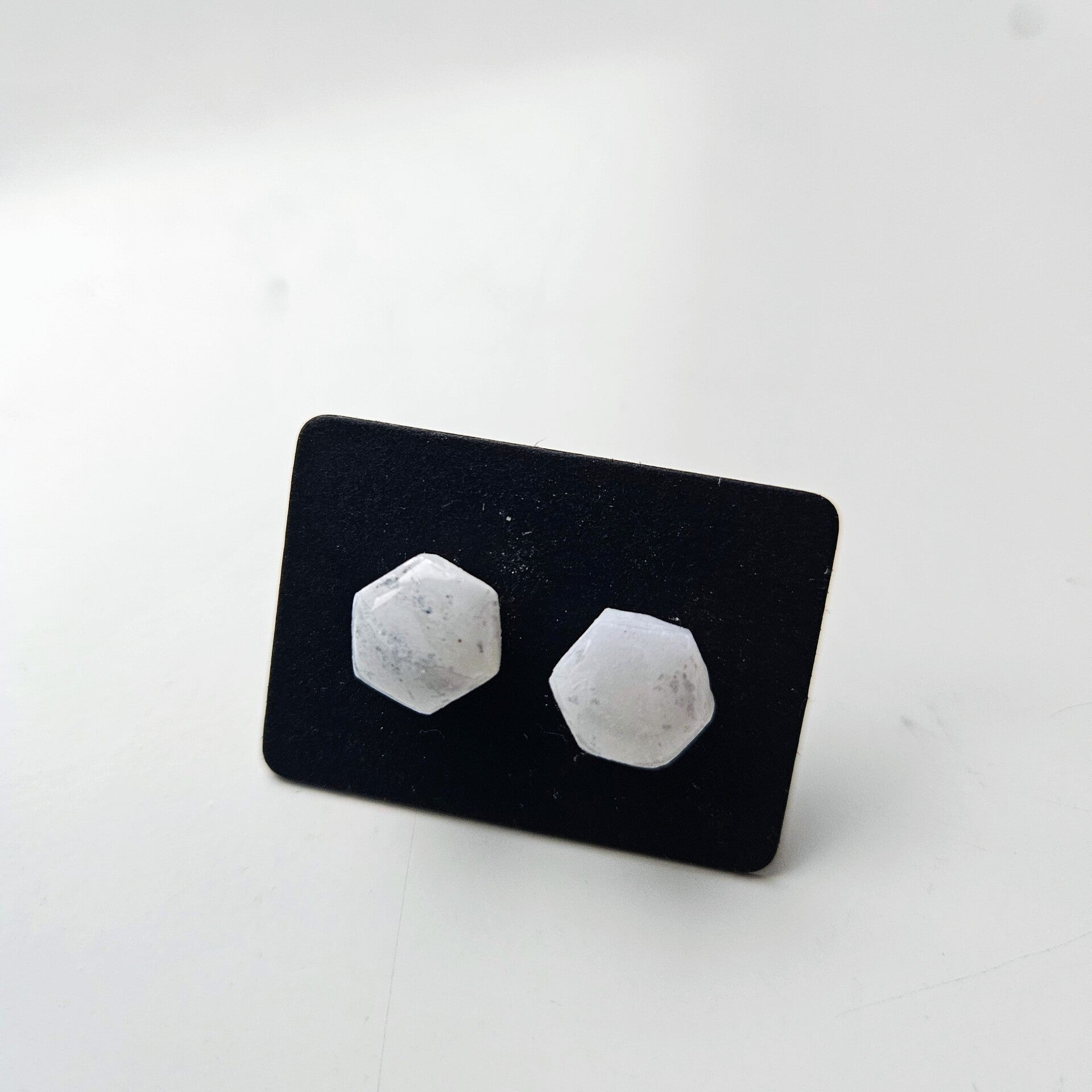 zeshoekige oorstuds S (PMK MALOJA-snow&silvermist) (zilverkleurige RVS oorstekers)