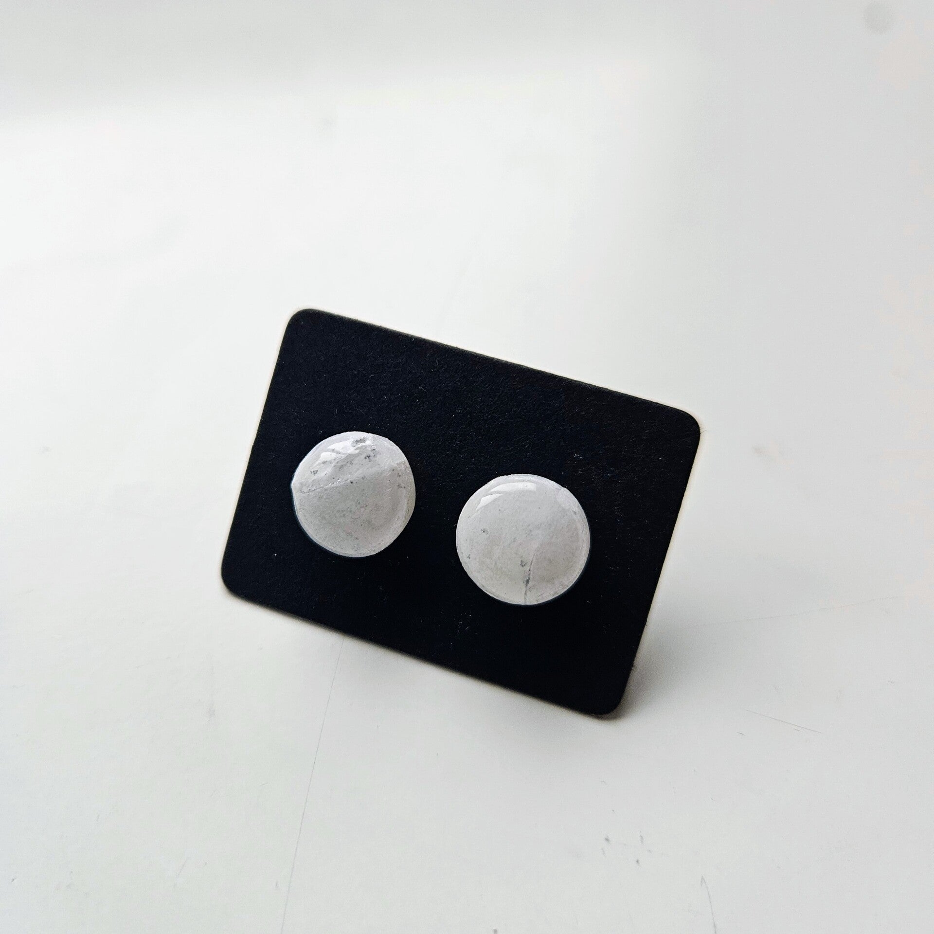 ronde oorstuds S (PMK MALOJA-snow&silvermist) (zilverkleurige RVS oorstekers)