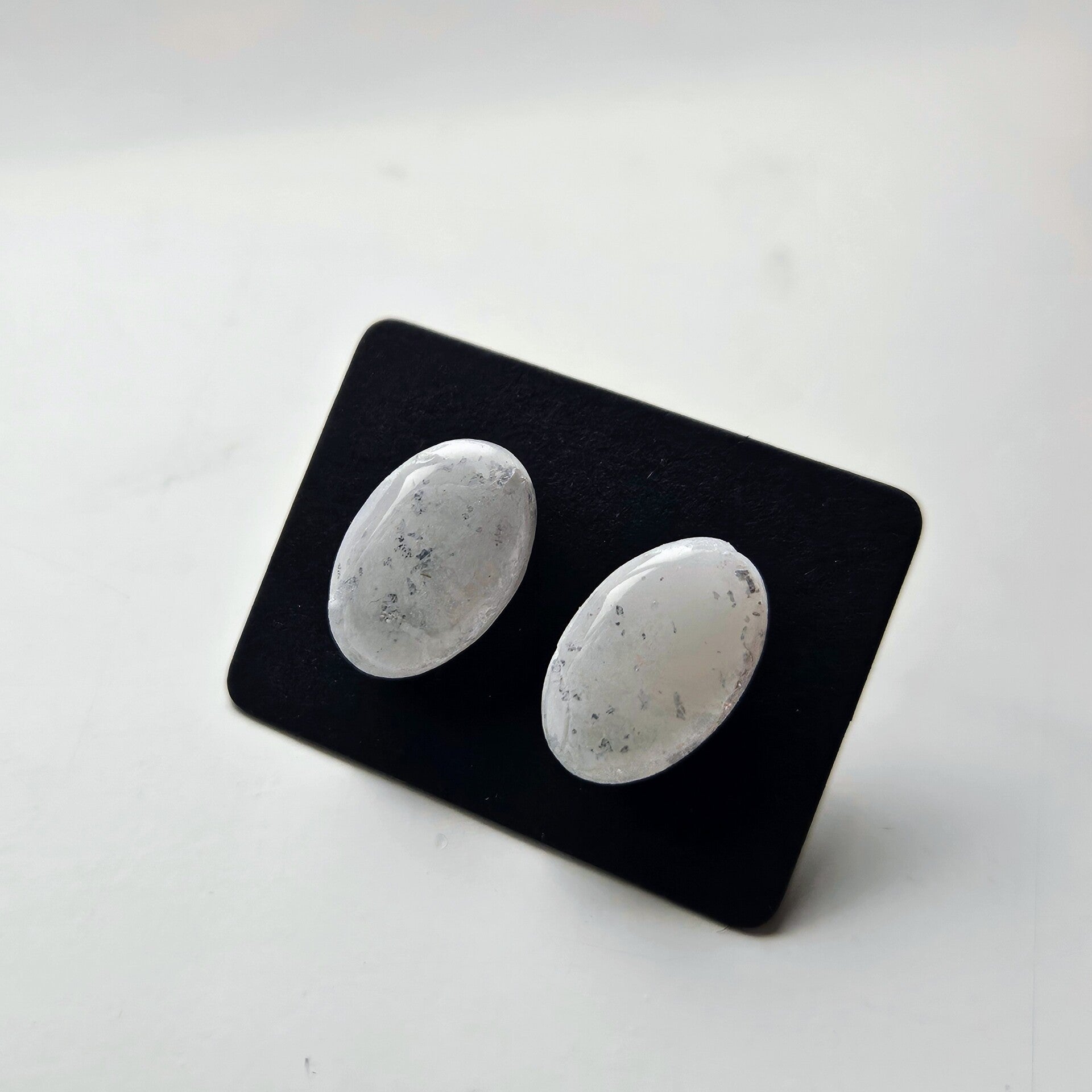 ovalen oorstuds S (PMK MALOJA-snow&silvermist) (zilverkleurige RVS oorstekers)