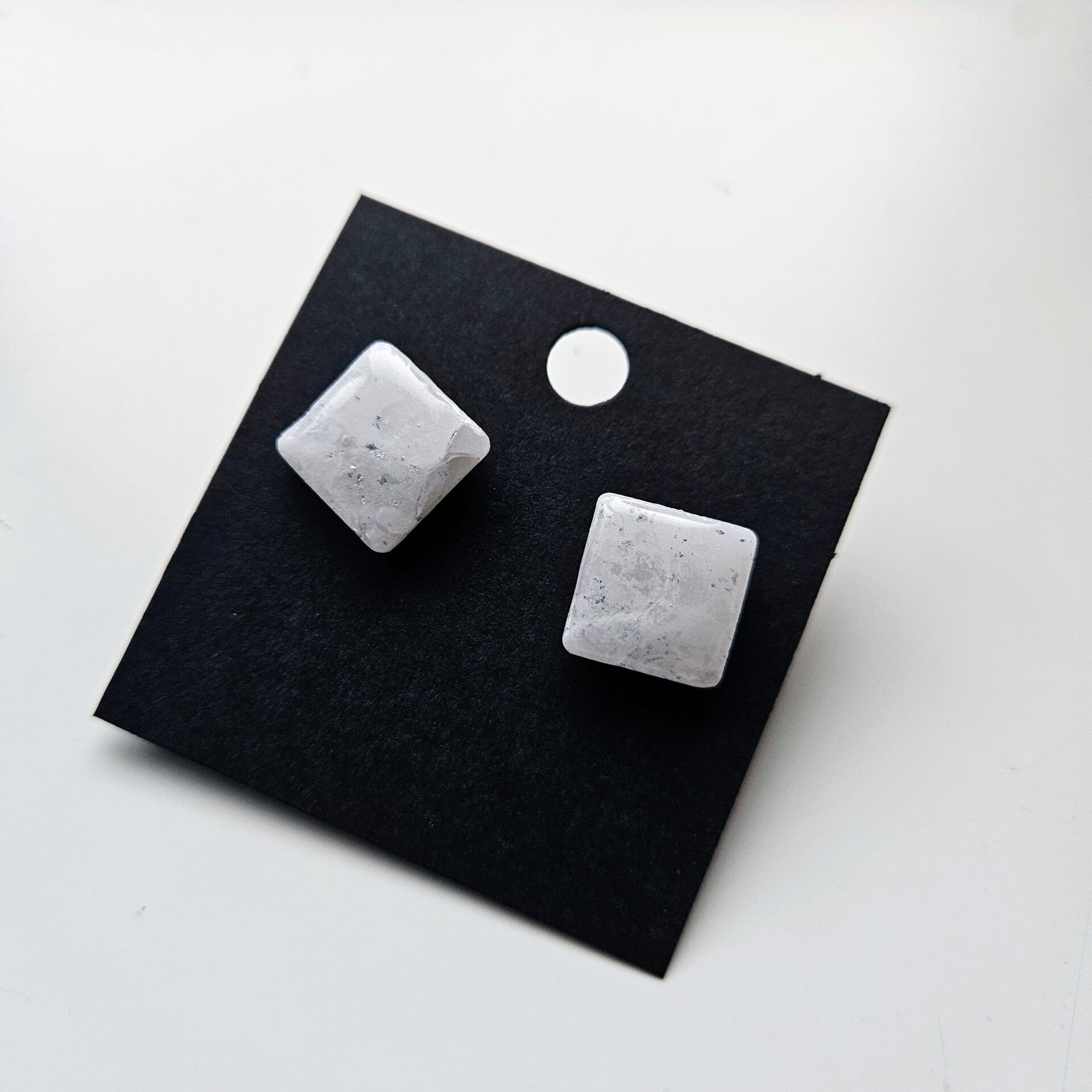 vierkante oorstuds L (PMK MALOJA-snow&silvermist) (zilverkleurige RVS oorstekers)