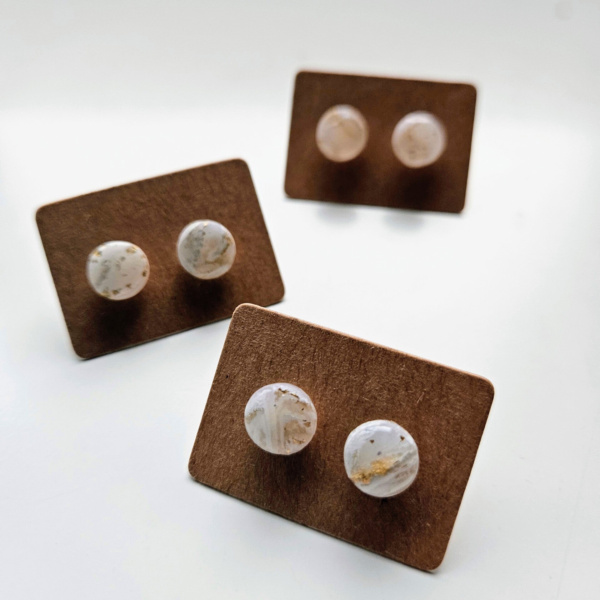 ronde oorstuds S (PMK MALOJA-snow&sunbeam) (goudkleurige RVS oorstekers)