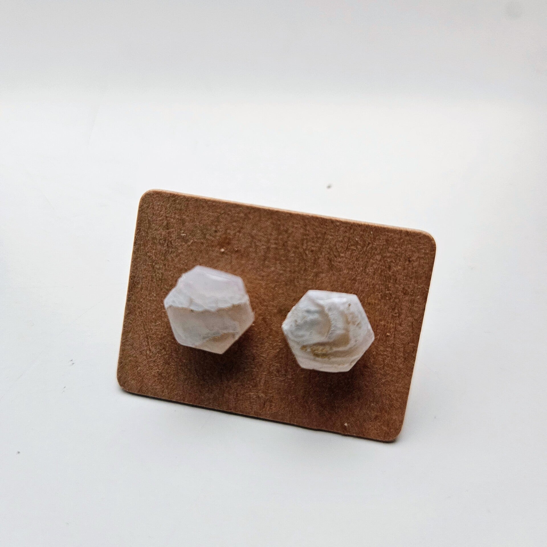 zeshoekige oorstuds S (PMK MALOJA-snow&sunbeam) (goudkleurige RVS oorstekers)