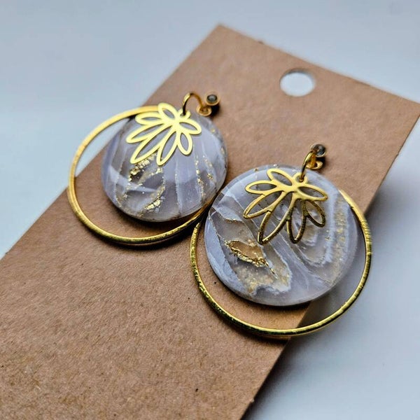 ronde oorhangers met cirkel en blaadjes bedel  (PMK MALOJA-snow&sunbeam) (goudkleurige RVS oorstekers met zirkoontje)